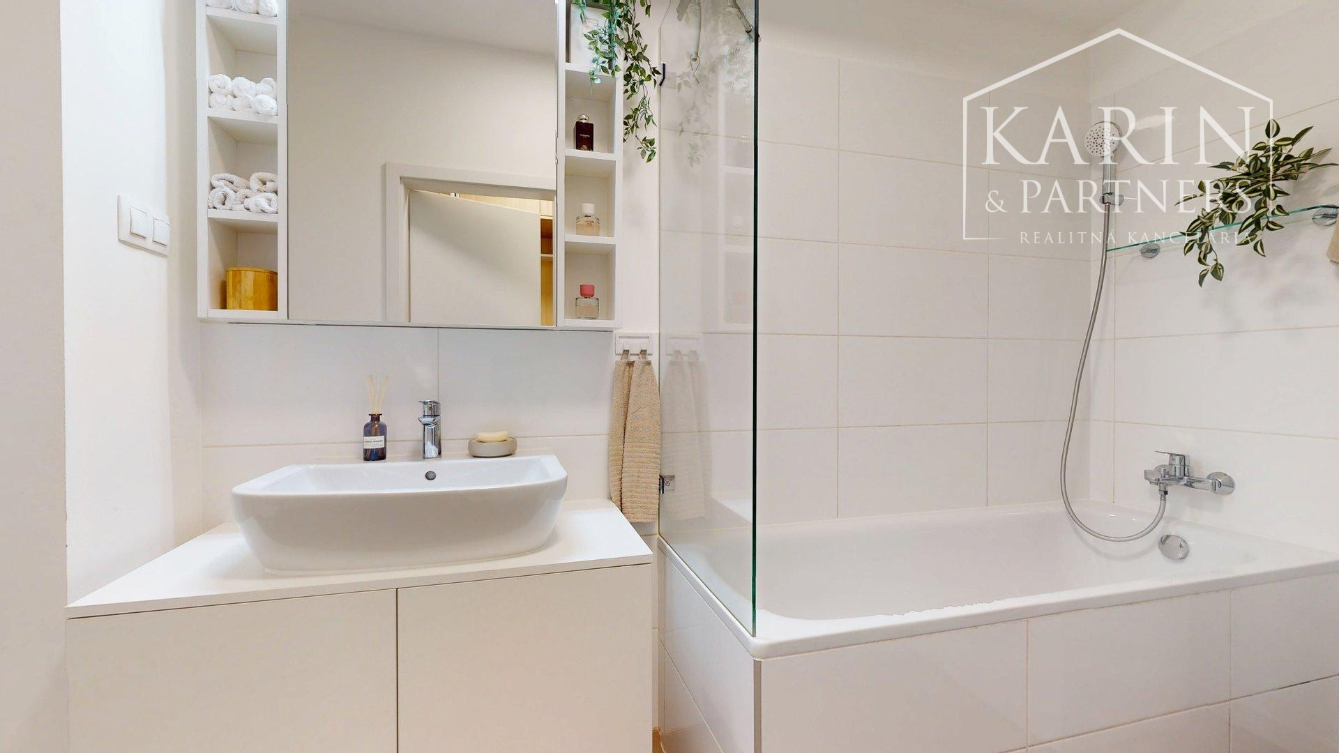 REZERVOVANÉ DIZAJNOVO ZARIADENÝ 2I BYT S BALKÓNOM | SLNEČNICE | ZÓNA MESTO