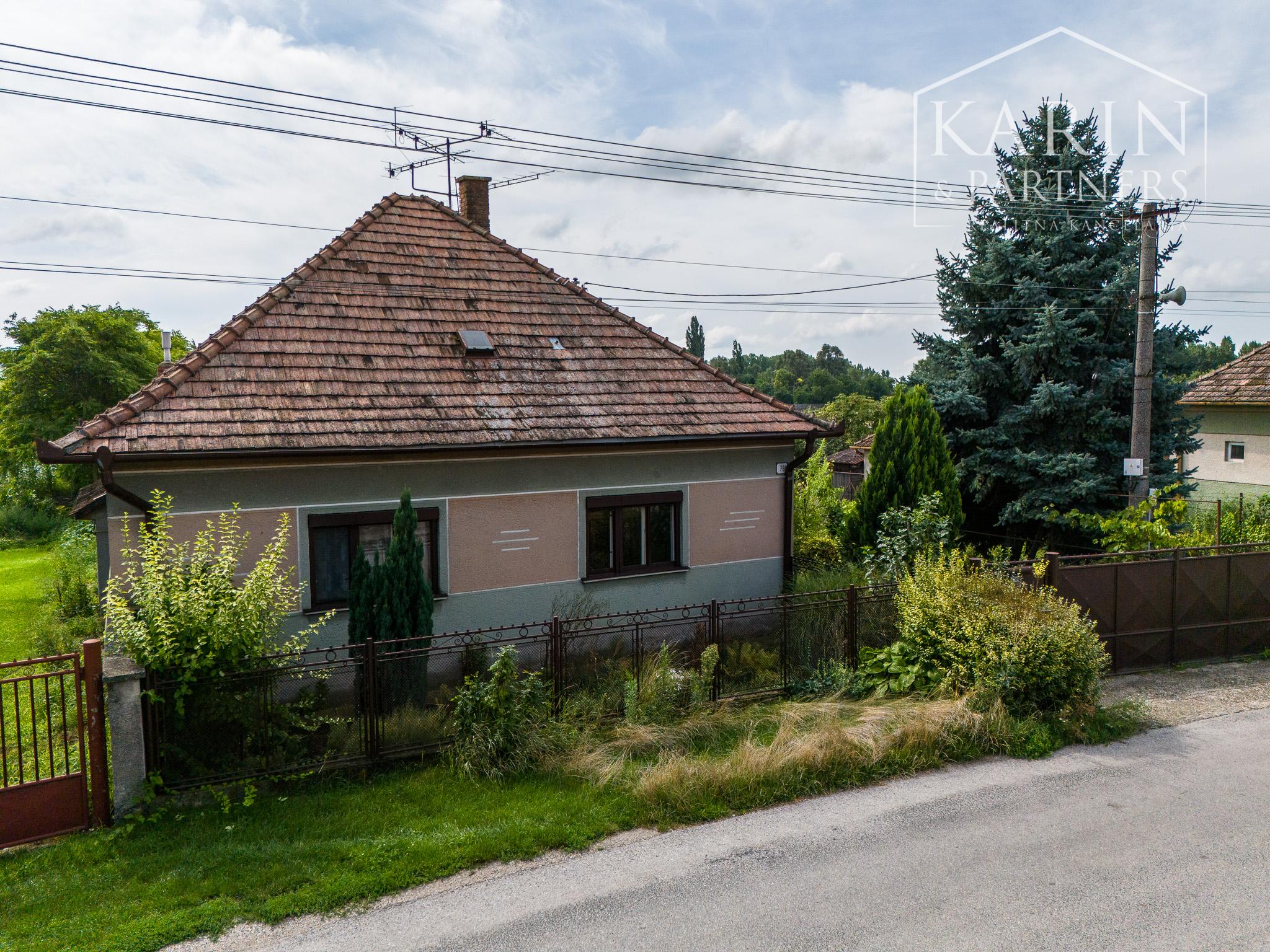 RODINNÝ DOM SO ZÁHRADOU V POKOJNEJ OBCI NA PODUNAJSKEJ NÍŽINE