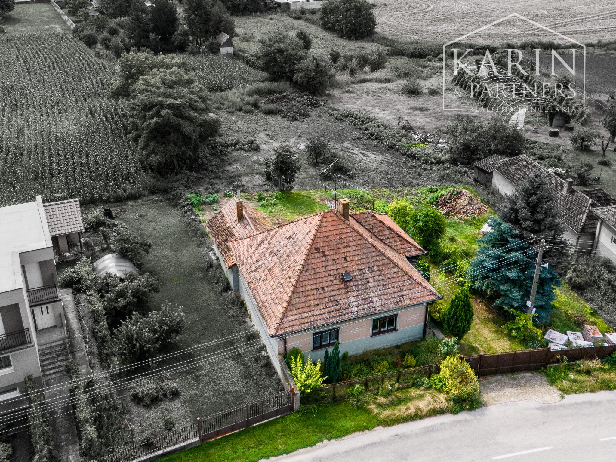 RODINNÝ DOM SO ZÁHRADOU V POKOJNEJ OBCI NA PODUNAJSKEJ NÍŽINE