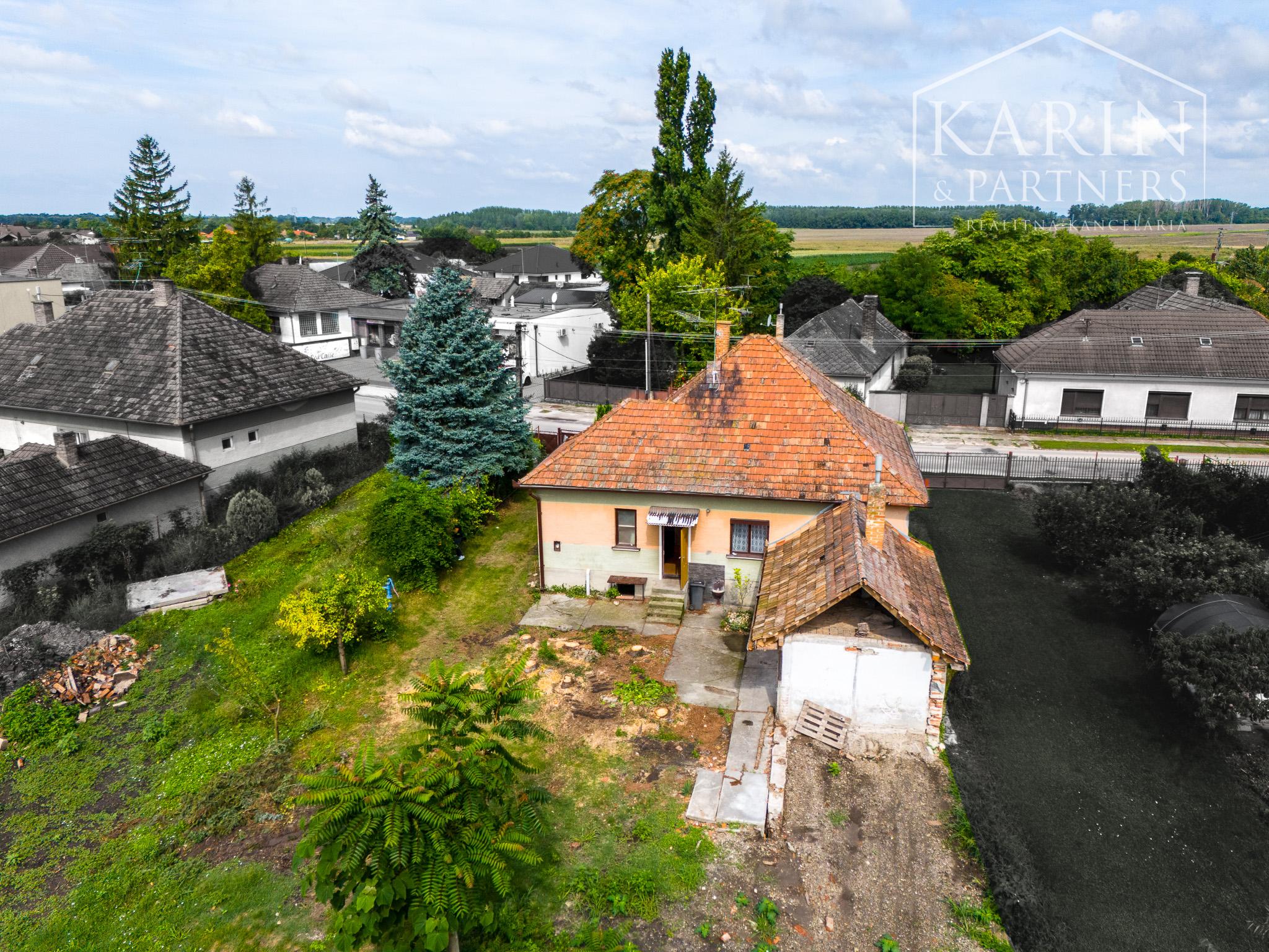 RODINNÝ DOM SO ZÁHRADOU V POKOJNEJ OBCI NA PODUNAJSKEJ NÍŽINE