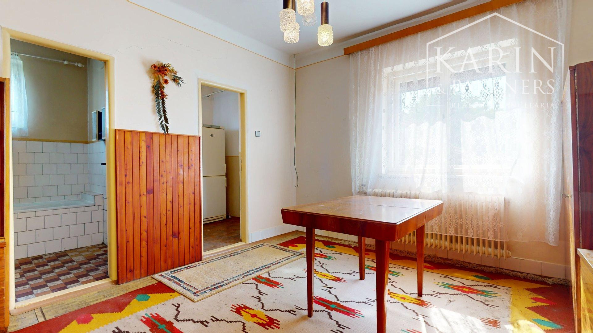 RODINNÝ DOM SO ZÁHRADOU V POKOJNEJ OBCI NA PODUNAJSKEJ NÍŽINE