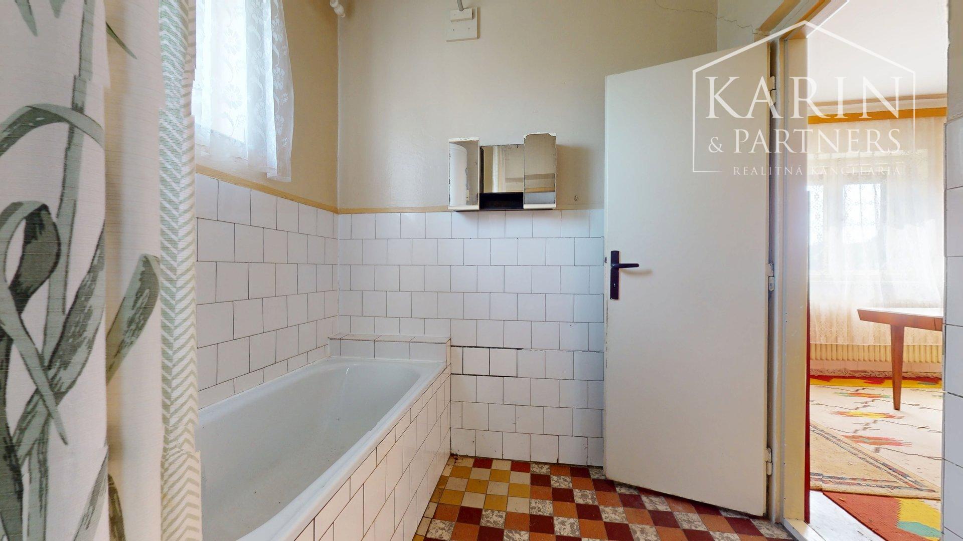 RODINNÝ DOM SO ZÁHRADOU V POKOJNEJ OBCI NA PODUNAJSKEJ NÍŽINE