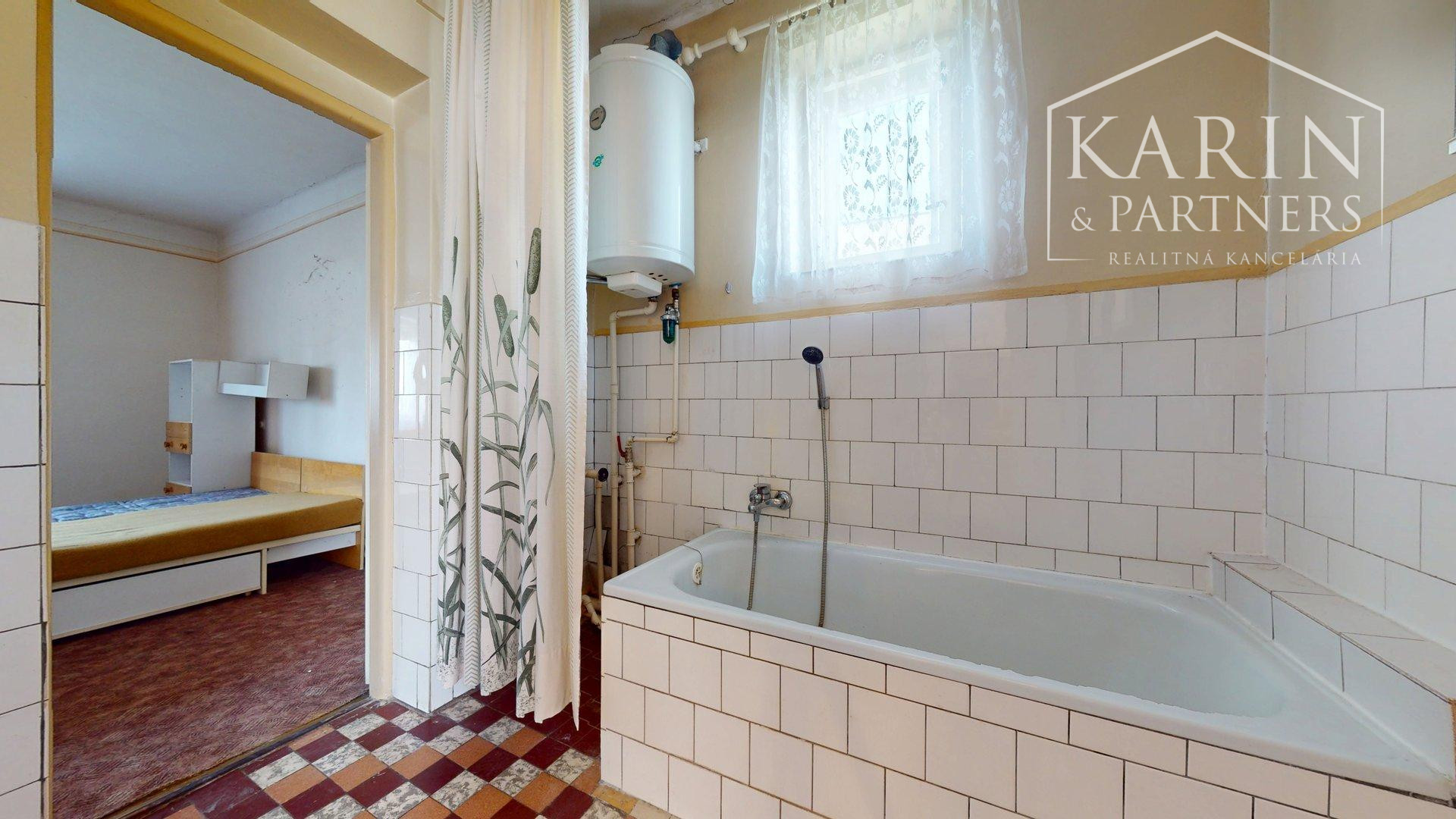 RODINNÝ DOM SO ZÁHRADOU V POKOJNEJ OBCI NA PODUNAJSKEJ NÍŽINE