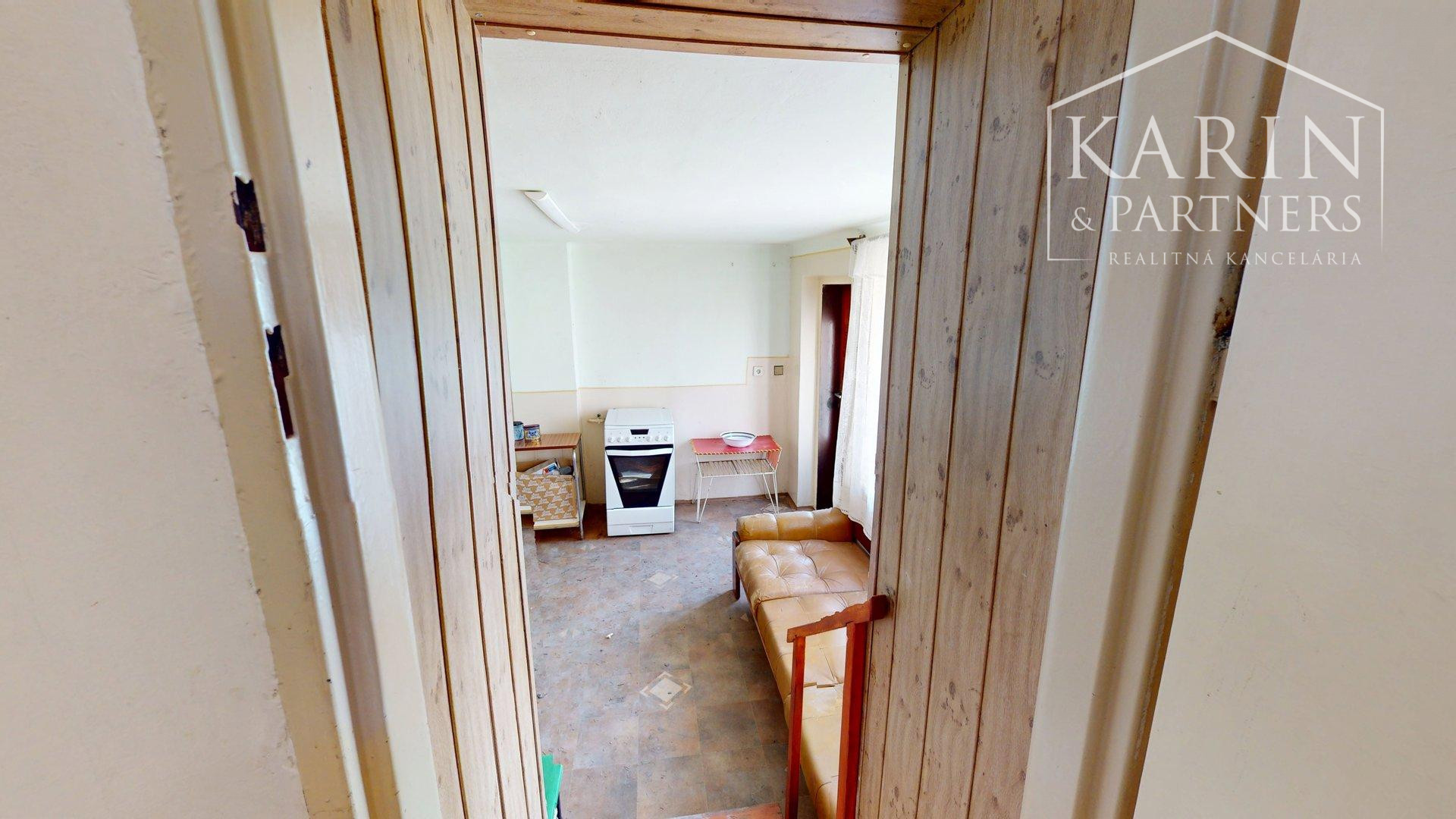 RODINNÝ DOM SO ZÁHRADOU V POKOJNEJ OBCI NA PODUNAJSKEJ NÍŽINE