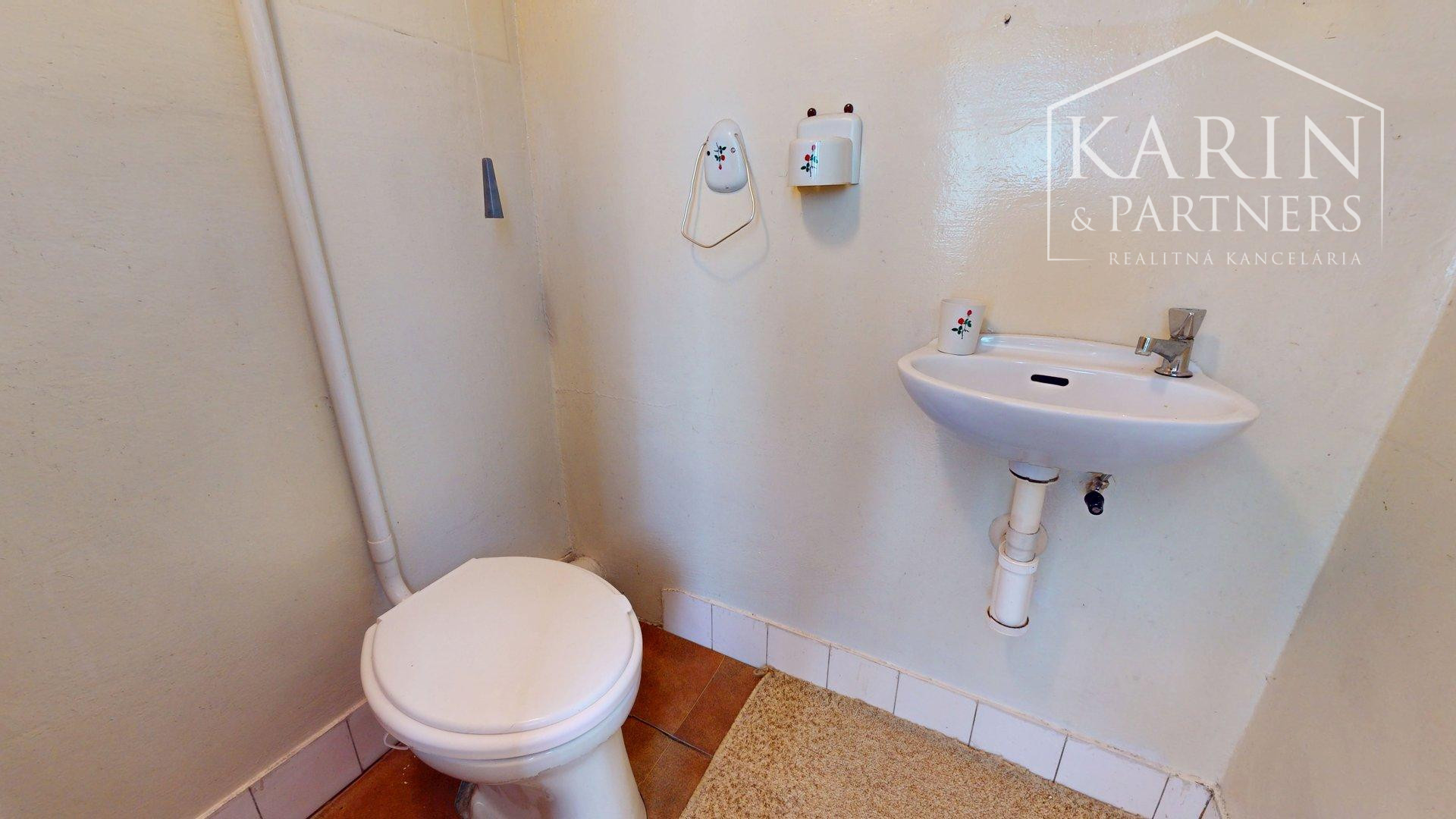 RODINNÝ DOM SO ZÁHRADOU V POKOJNEJ OBCI NA PODUNAJSKEJ NÍŽINE