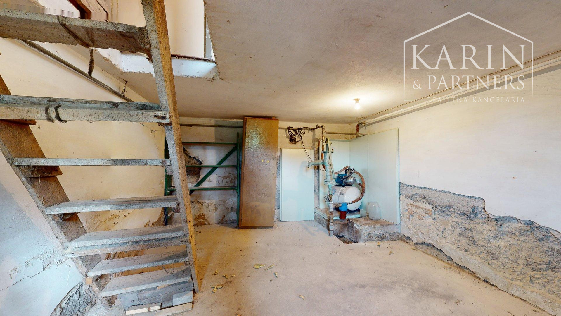 RODINNÝ DOM SO ZÁHRADOU V POKOJNEJ OBCI NA PODUNAJSKEJ NÍŽINE