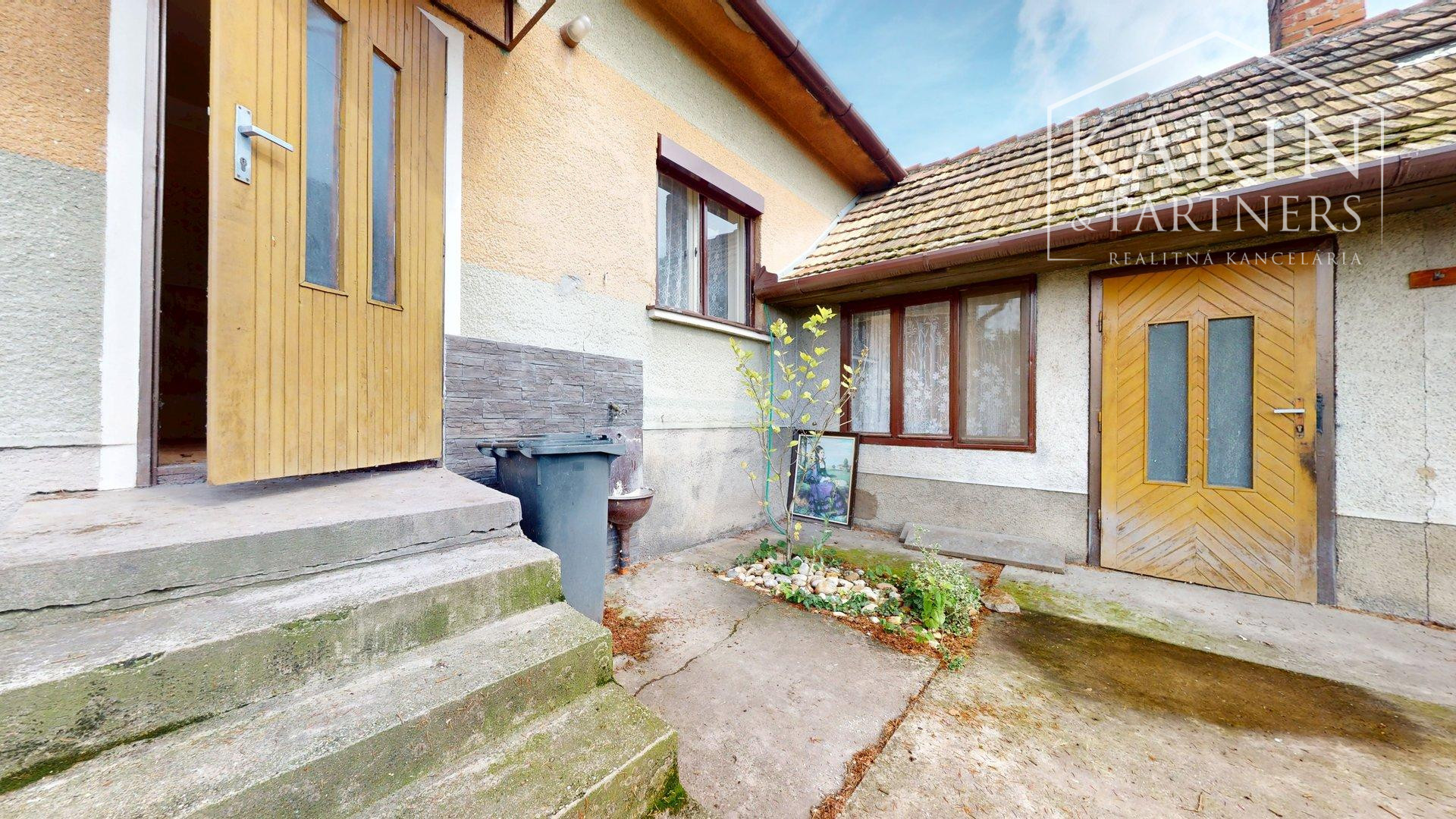 RODINNÝ DOM SO ZÁHRADOU V POKOJNEJ OBCI NA PODUNAJSKEJ NÍŽINE