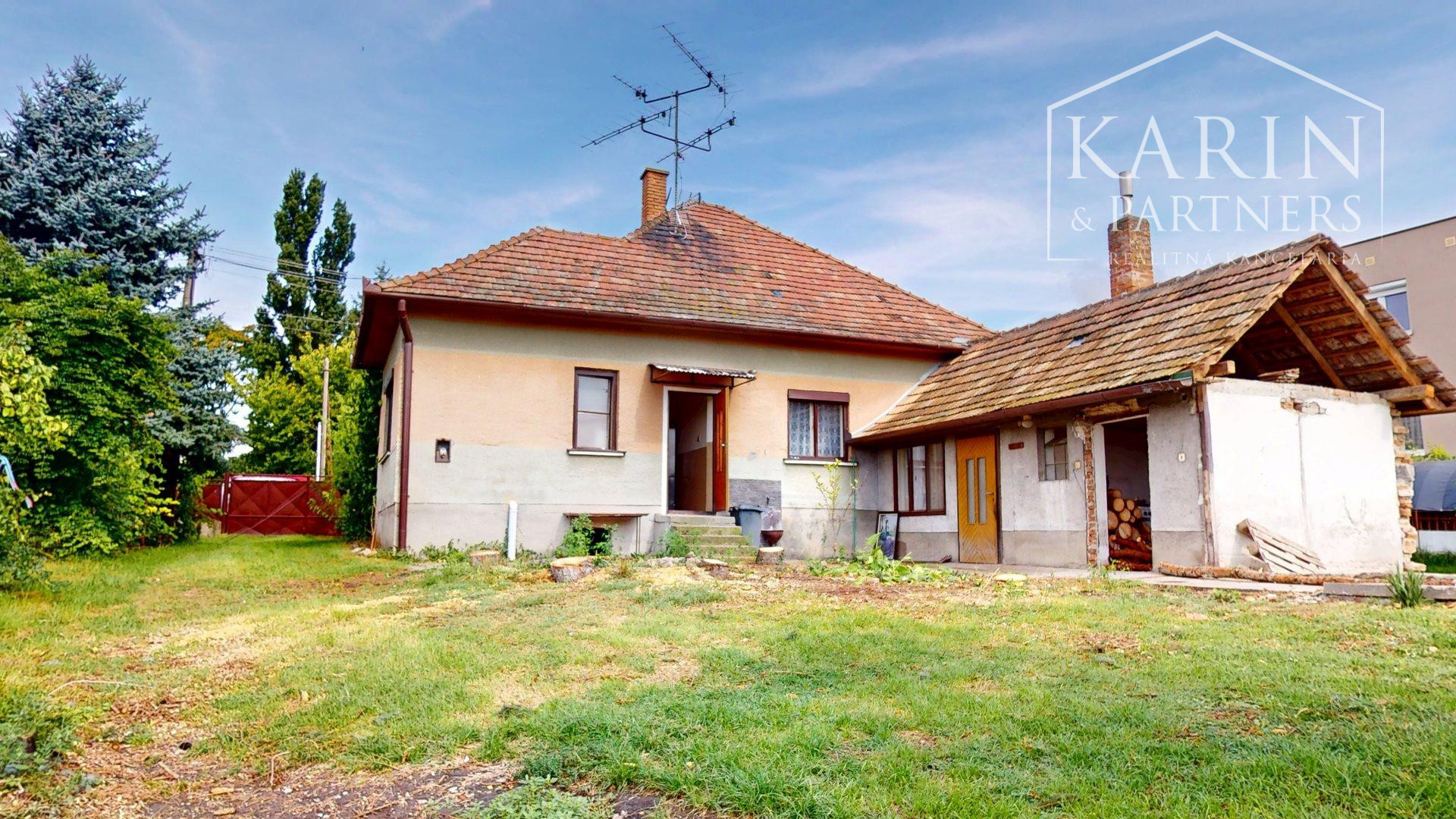 RODINNÝ DOM SO ZÁHRADOU V POKOJNEJ OBCI NA PODUNAJSKEJ NÍŽINE