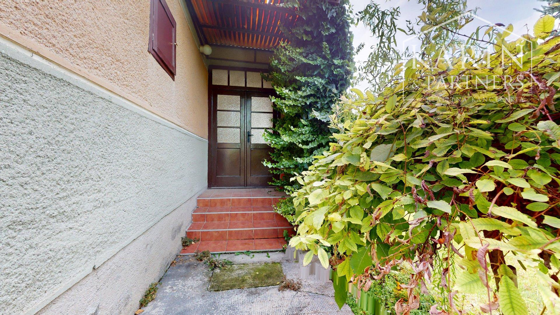 RODINNÝ DOM SO ZÁHRADOU V POKOJNEJ OBCI NA PODUNAJSKEJ NÍŽINE