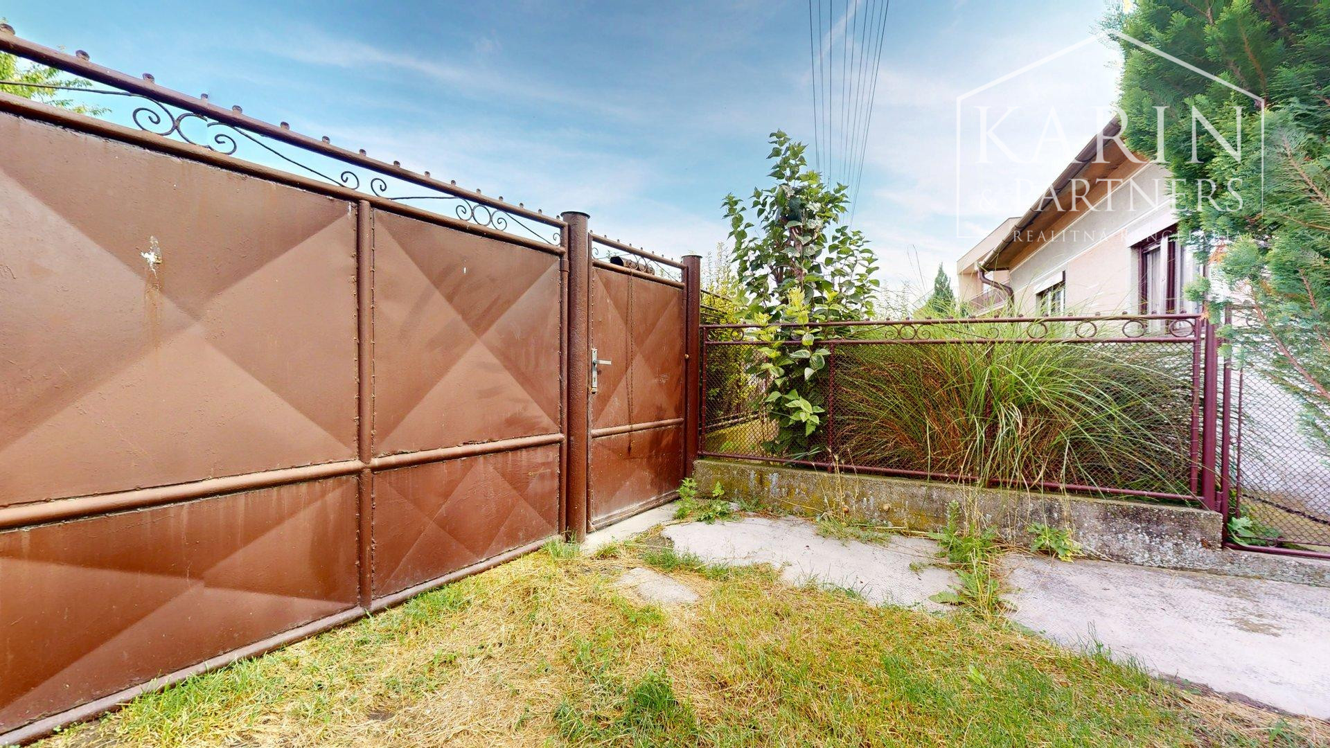 RODINNÝ DOM SO ZÁHRADOU V POKOJNEJ OBCI NA PODUNAJSKEJ NÍŽINE