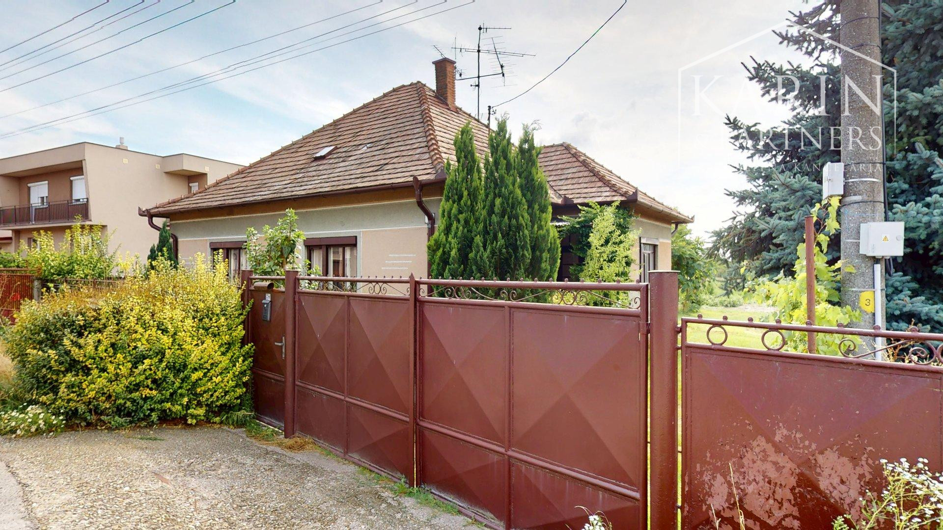 RODINNÝ DOM SO ZÁHRADOU V POKOJNEJ OBCI NA PODUNAJSKEJ NÍŽINE