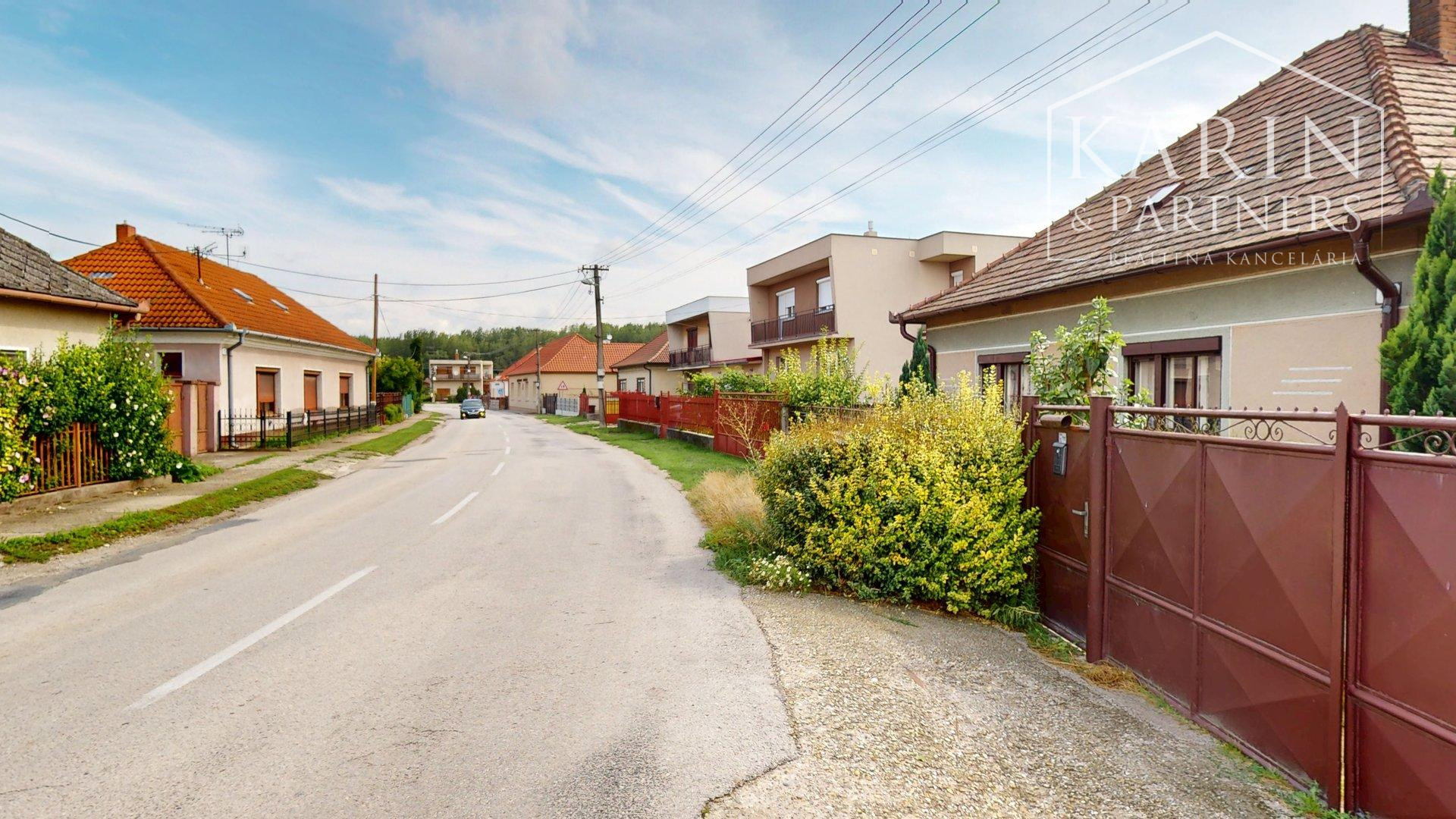 RODINNÝ DOM SO ZÁHRADOU V POKOJNEJ OBCI NA PODUNAJSKEJ NÍŽINE