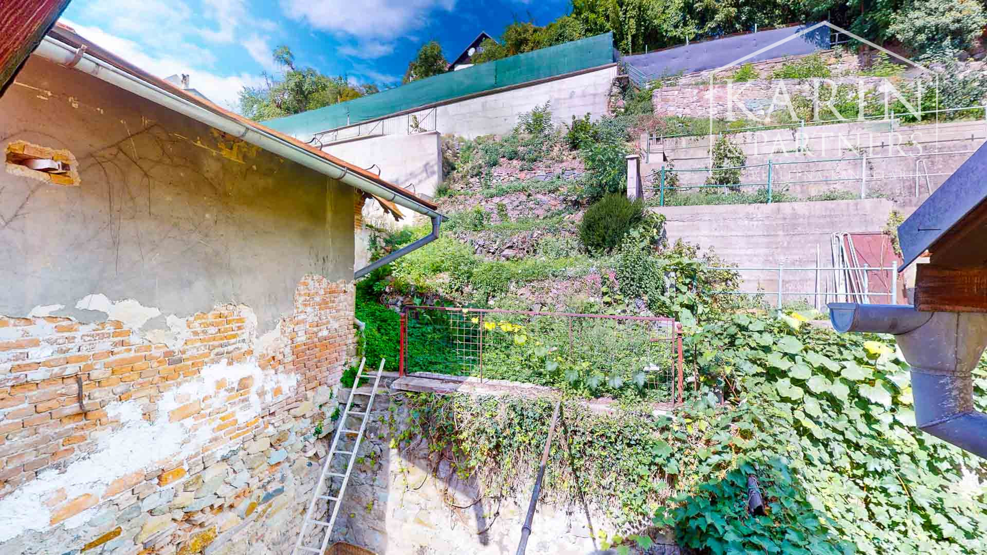 Rodinný dom s priestormi na podnikanie so záhradou a možnosťou vybudovania podkrovia v centre Banskej Štiavnice