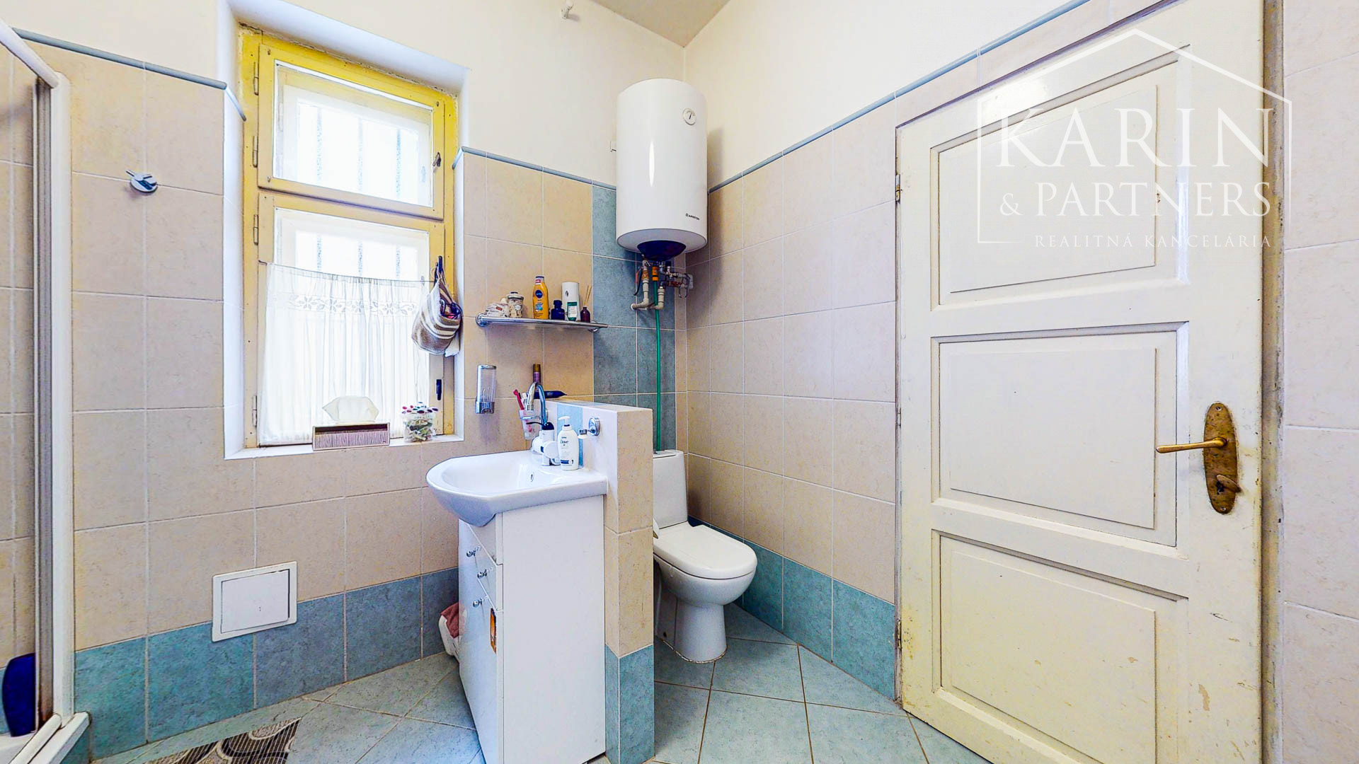 Rodinný dom s priestormi na podnikanie so záhradou a možnosťou vybudovania podkrovia v centre Banskej Štiavnice