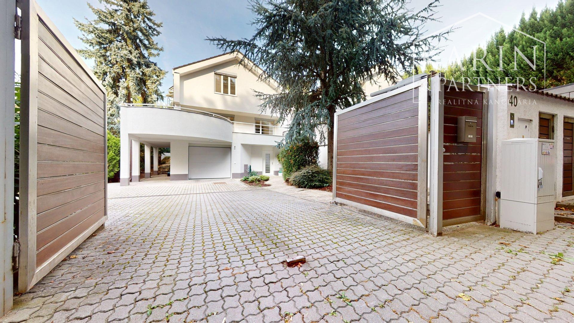 3 podlažná mestská vila na Hradnom kopci | 359m² | garáž | sauna| les