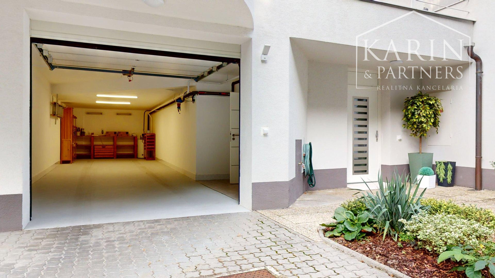 3 podlažná mestská vila na Hradnom kopci | 359m² | garáž | sauna| les