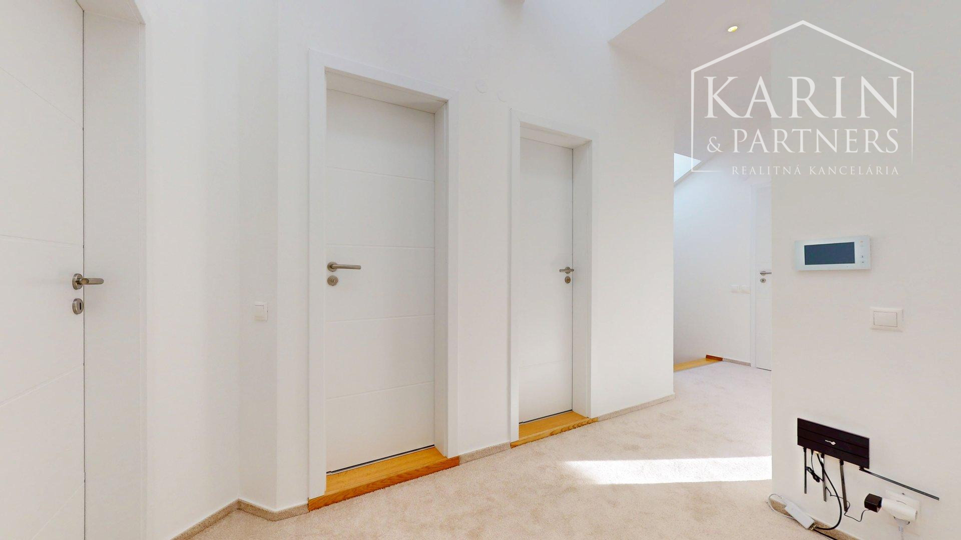 3 podlažná mestská vila na Hradnom kopci | 359m² | garáž | sauna| les