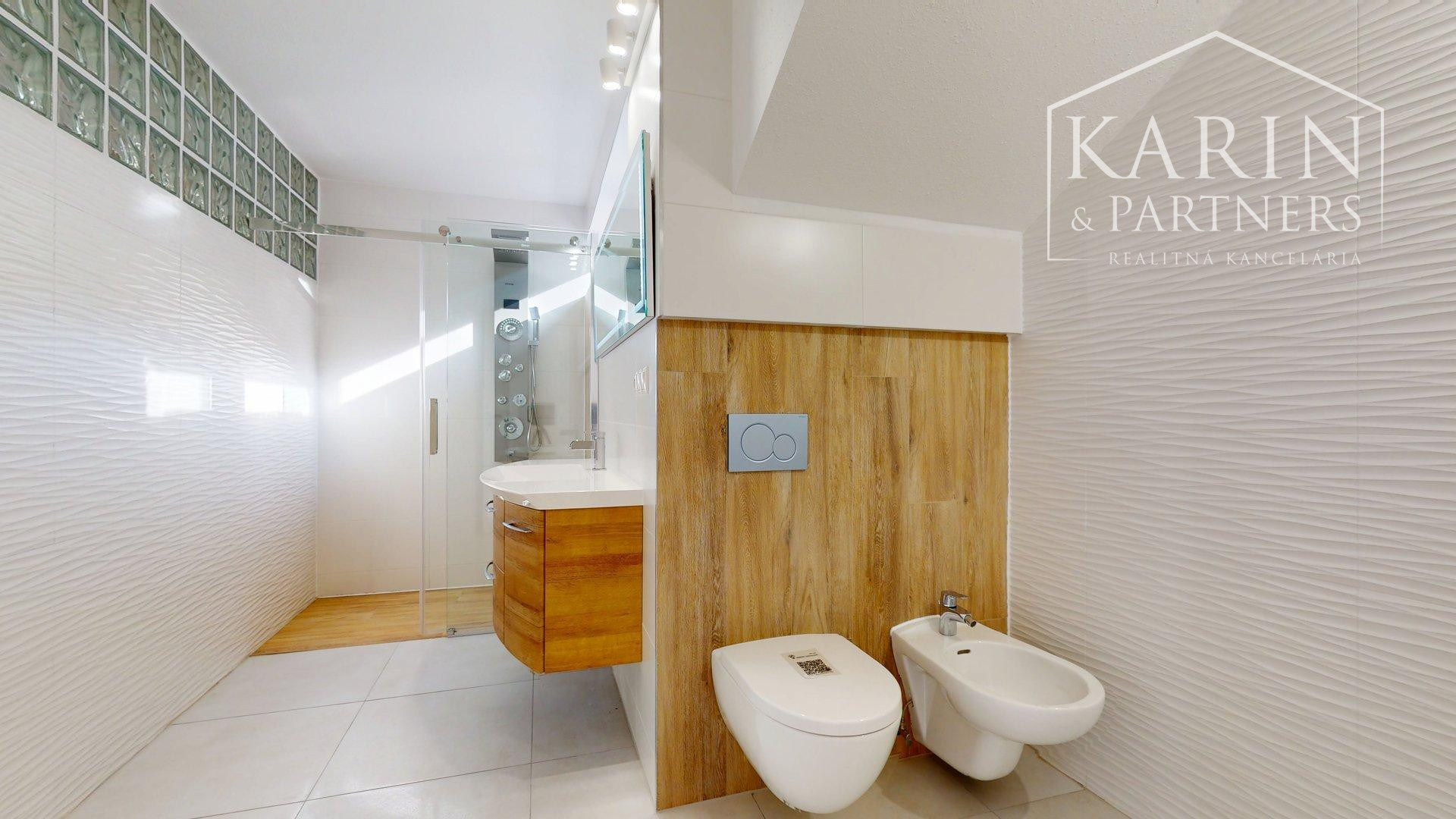 3 podlažná mestská vila na Hradnom kopci | 359m² | garáž | sauna| les