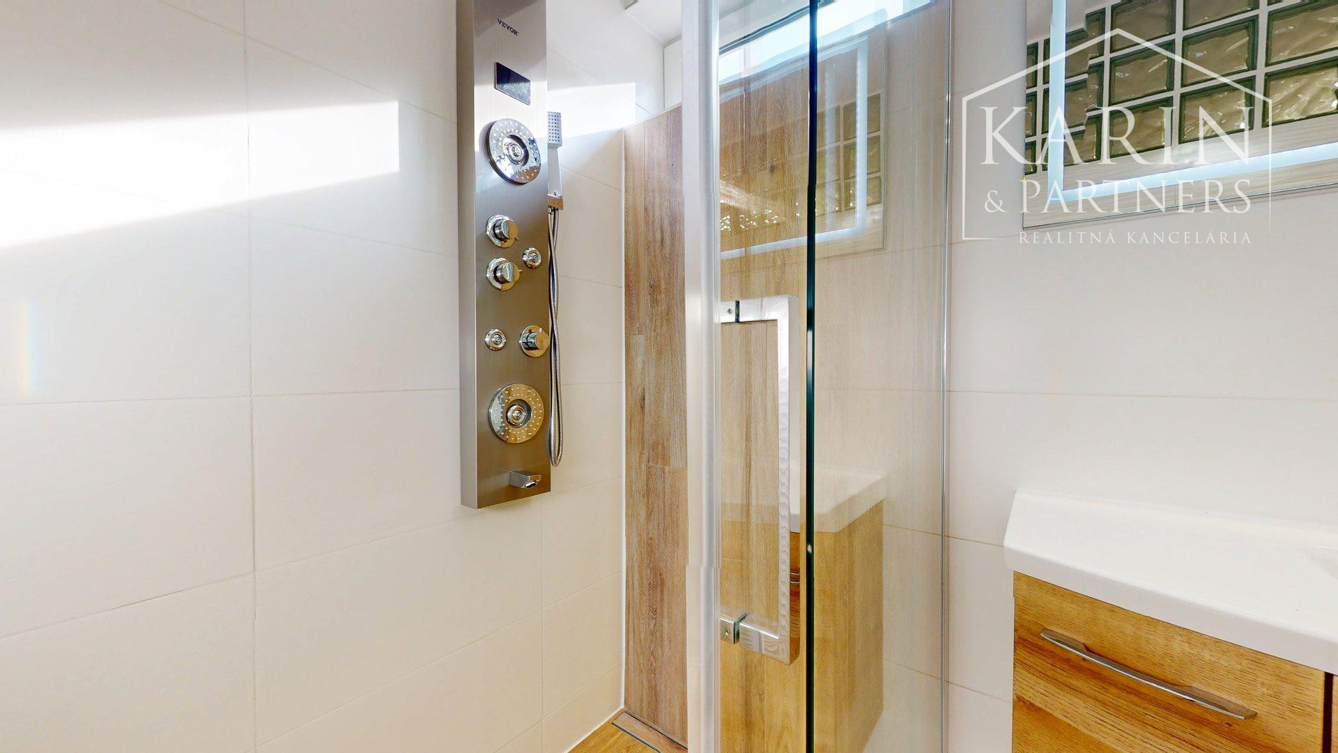 3 podlažná mestská vila na Hradnom kopci | 359m² | garáž | sauna| les