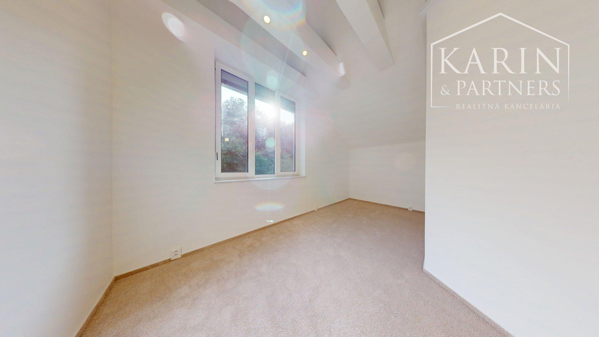 3 podlažná mestská vila na Hradnom kopci | 359m² | garáž | sauna| les