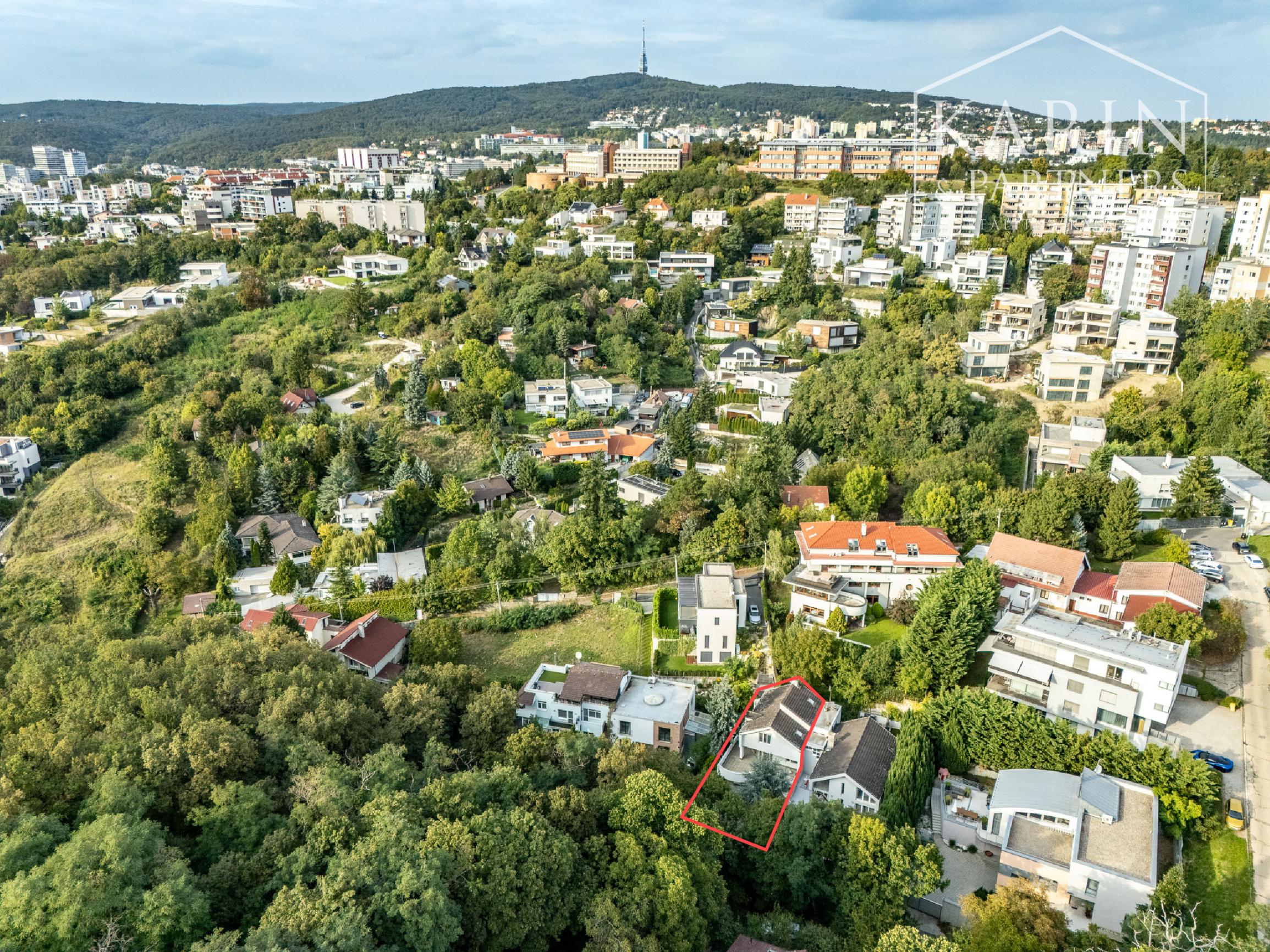 3 podlažná mestská vila na Hradnom kopci | 359m² | garáž | sauna| les
