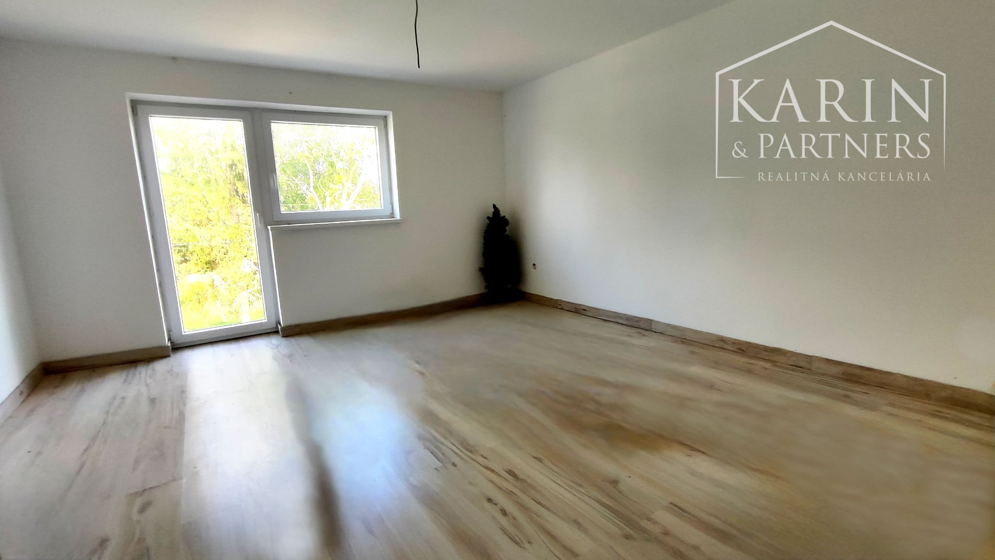 TIP: Exkluzívne len u nás: 5izbový rodinný dom v obci Nitriansky Hrádok, priamo na brehu rybníka Mederčina