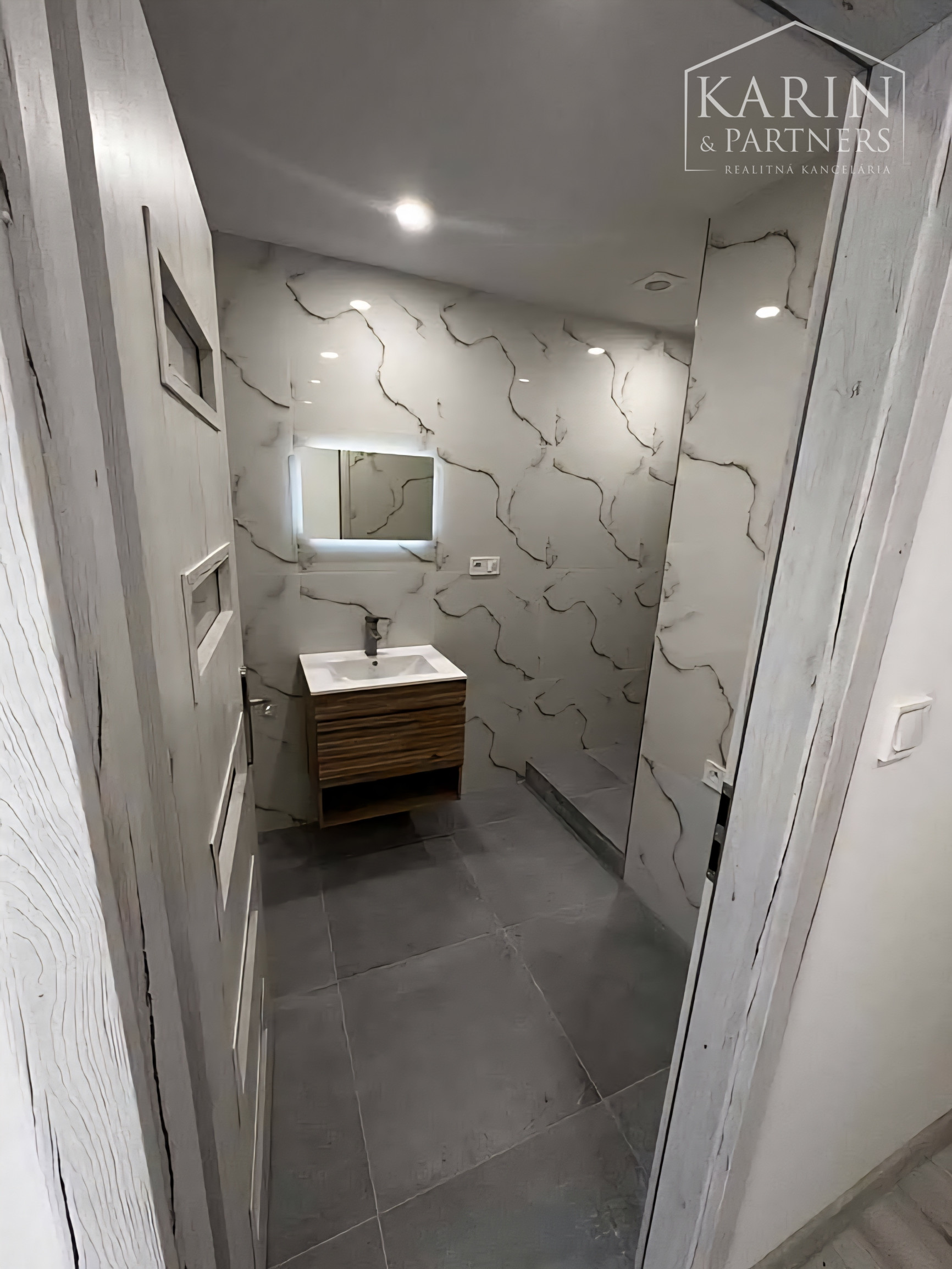 Kompletne zrekonštruovaný 61m2 priestranný 2-izbový byt s loggiou v Lučenci