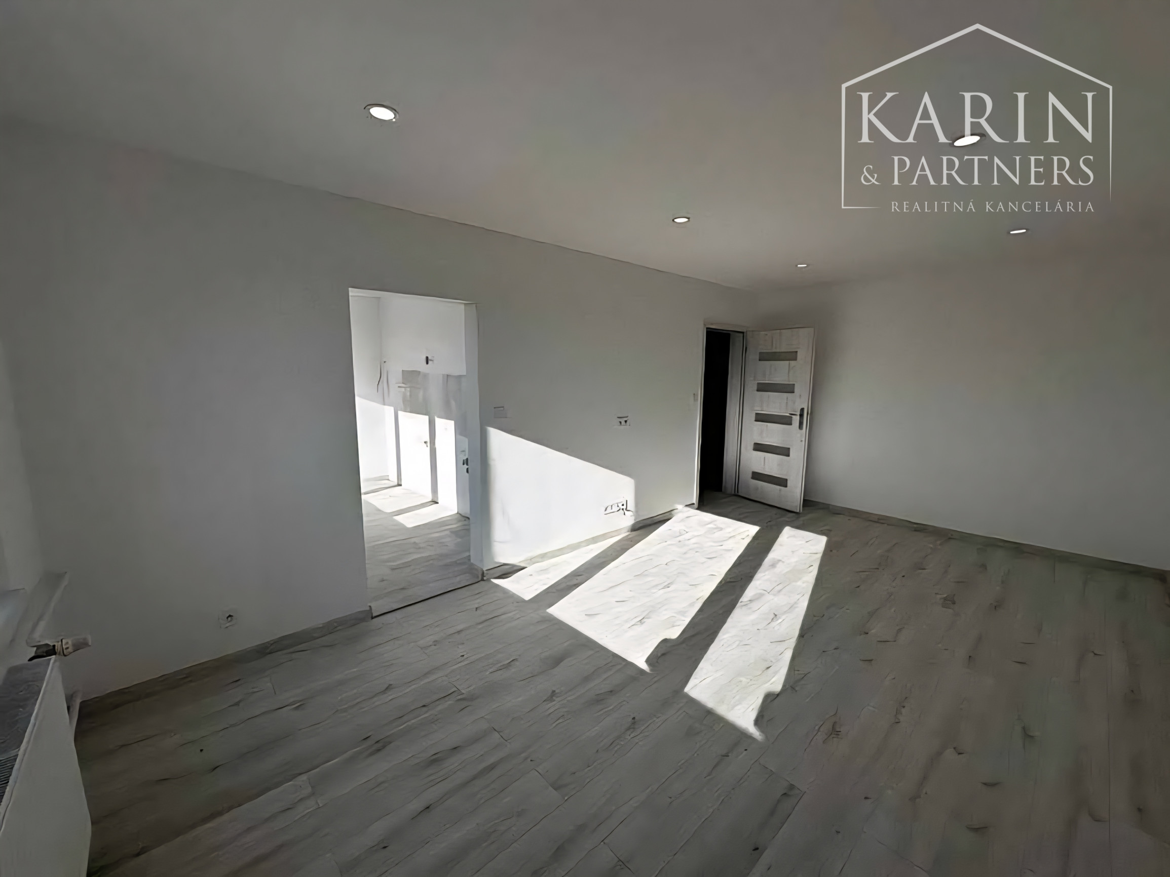 Kompletne zrekonštruovaný 61m2 priestranný 2-izbový byt s loggiou v Lučenci