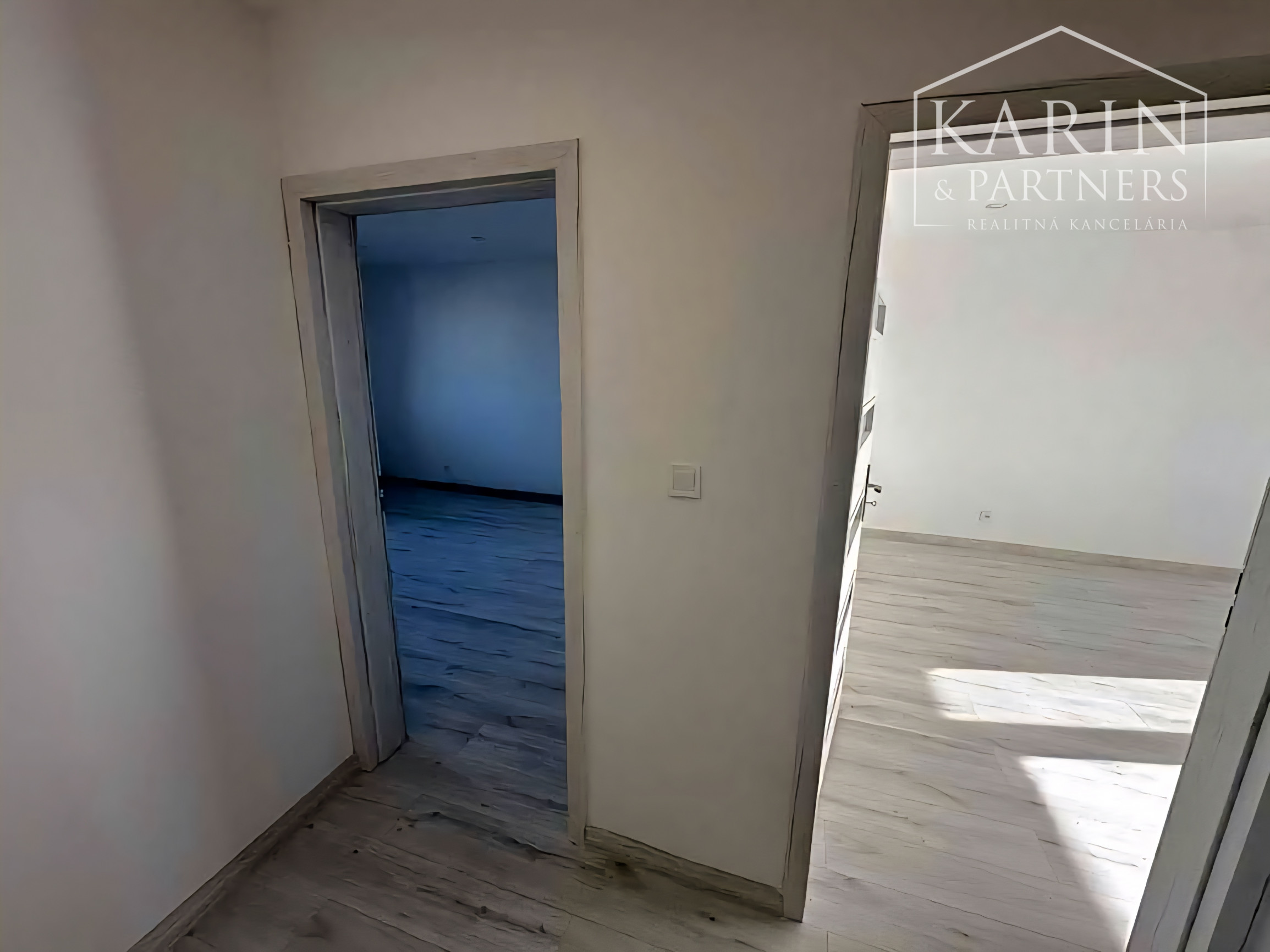 Kompletne zrekonštruovaný 61m2 priestranný 2-izbový byt s loggiou v Lučenci