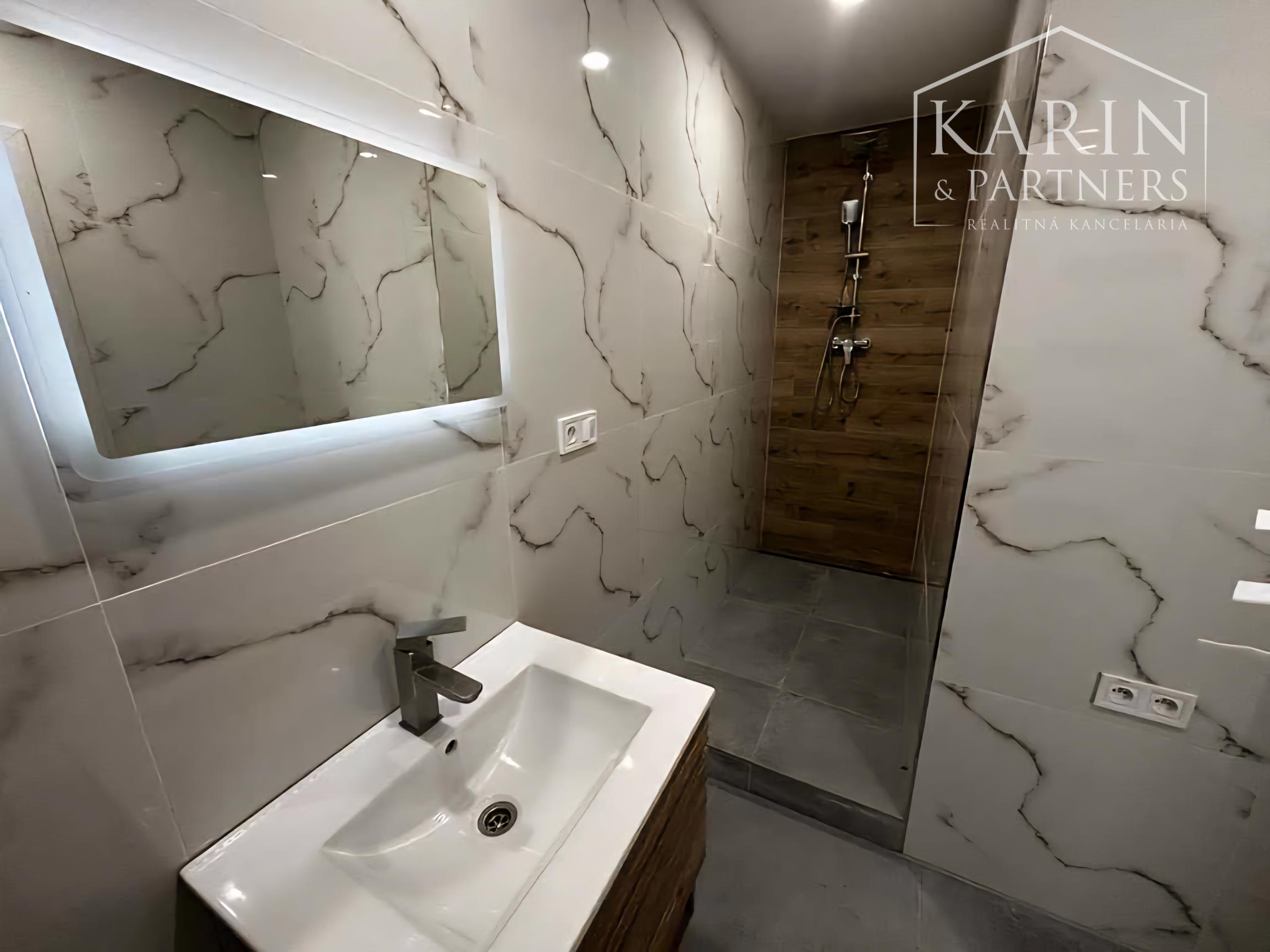 🔑 Bývanie bez starostí: Kompletne zrekonštruovaný 2-izbový byt s loggiou na TOP adrese v Lučenci!