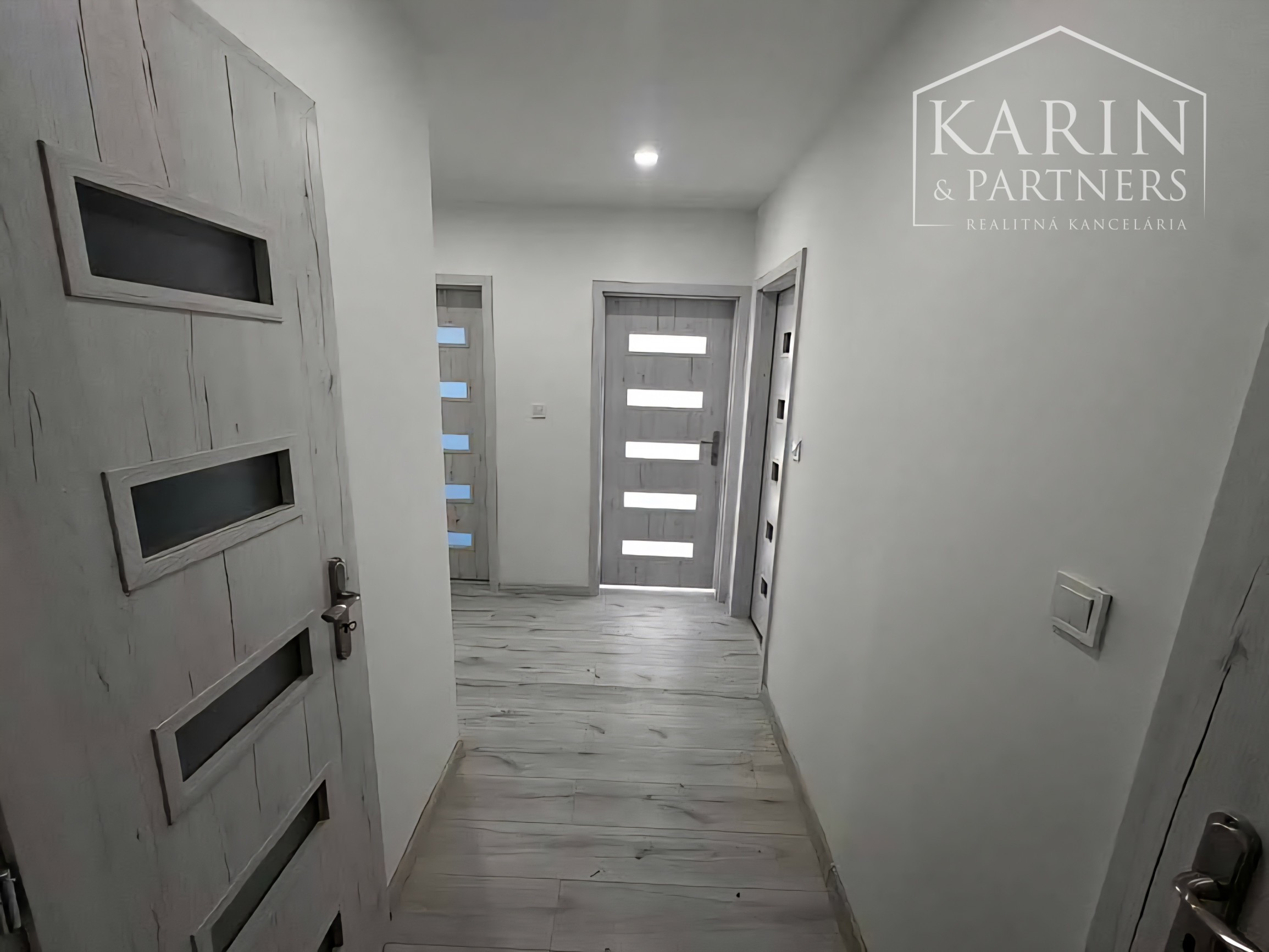 Kompletne zrekonštruovaný 61m2 priestranný 2-izbový byt s loggiou v Lučenci