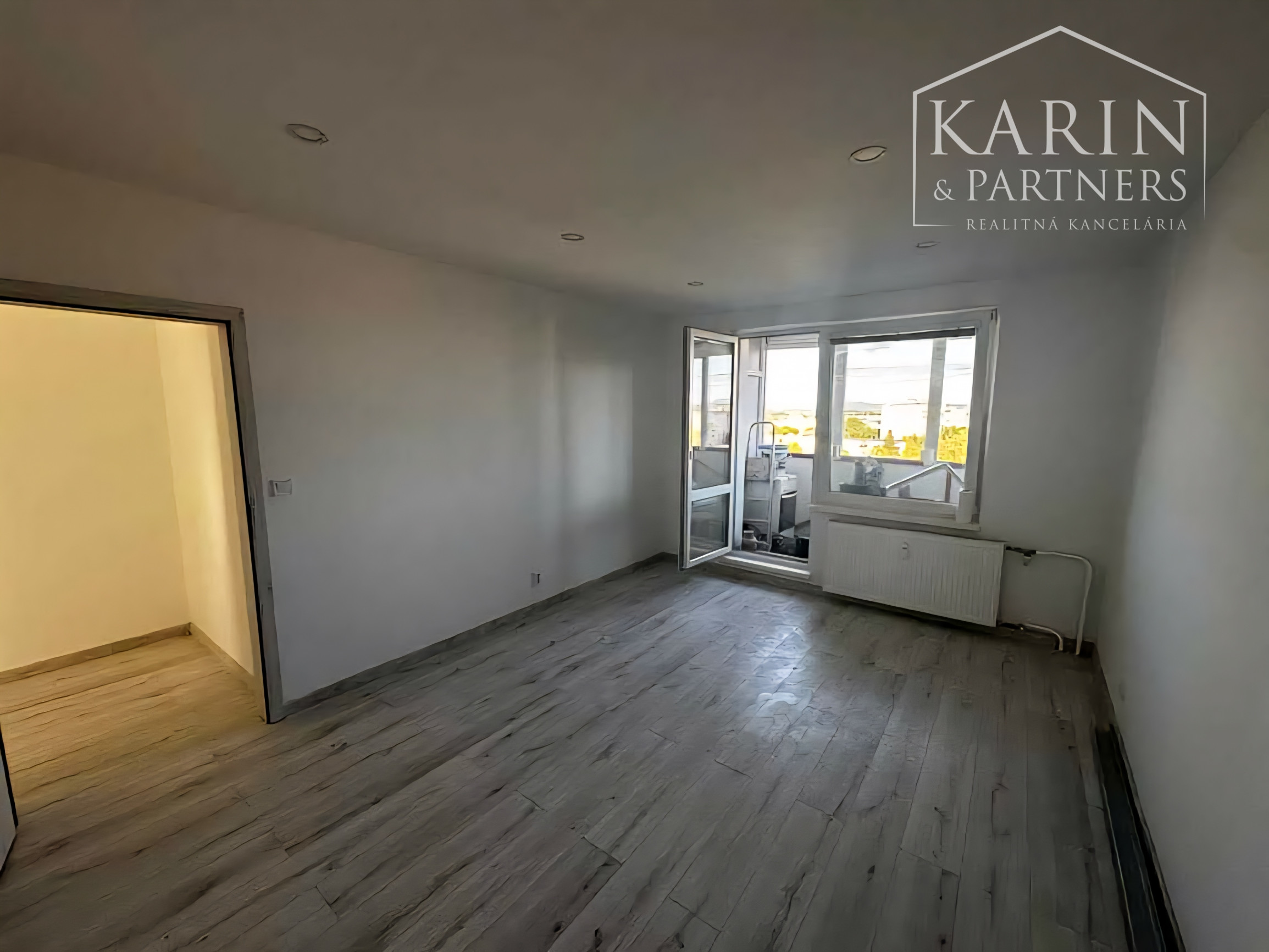 Kompletne zrekonštruovaný 61m2 priestranný 2-izbový byt s loggiou v Lučenci