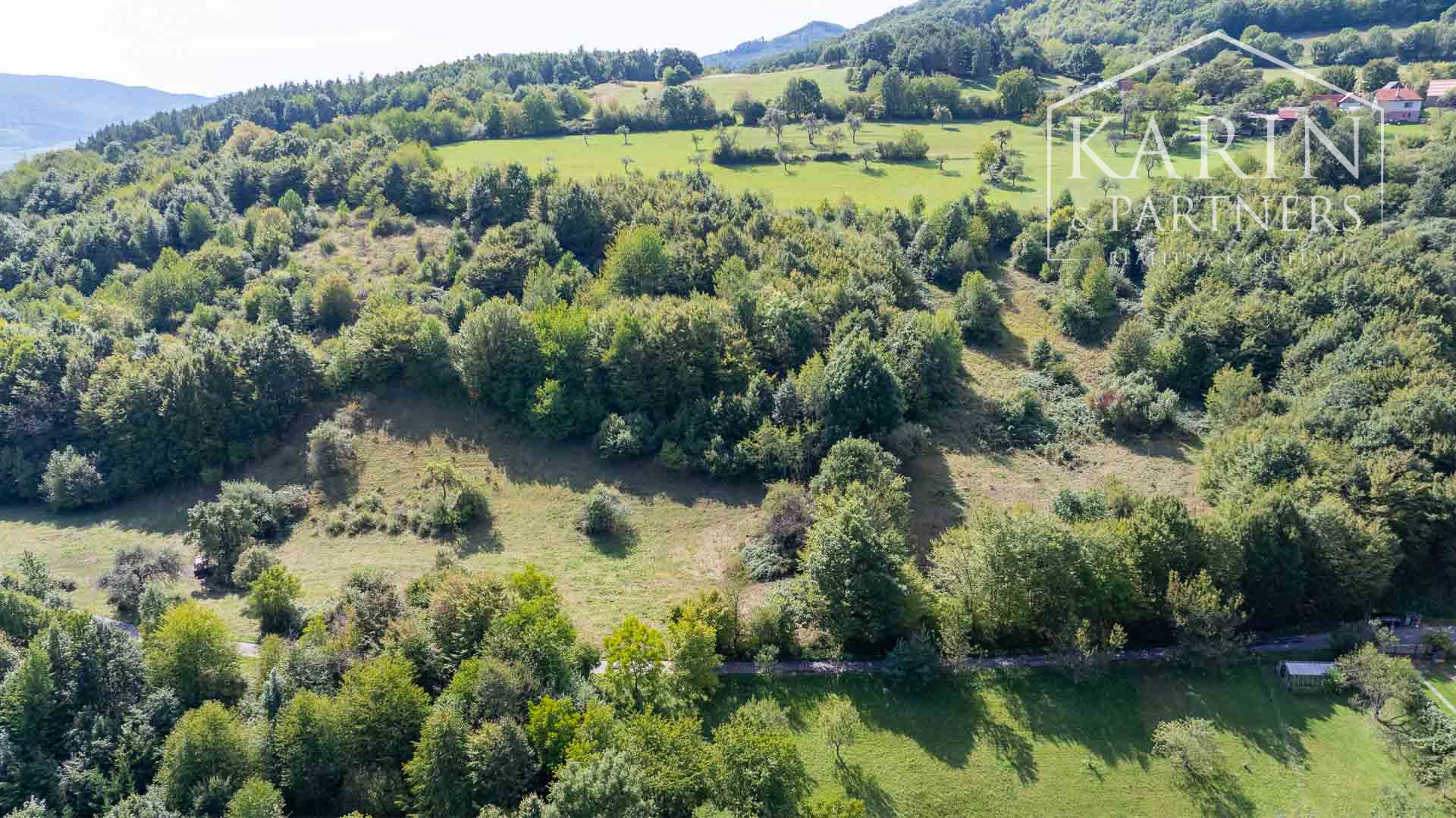 Stavebný pozemok určený na výstavbu rodinných domov v tichej lokalite s krásnymi výhľadmi v Novej Bani