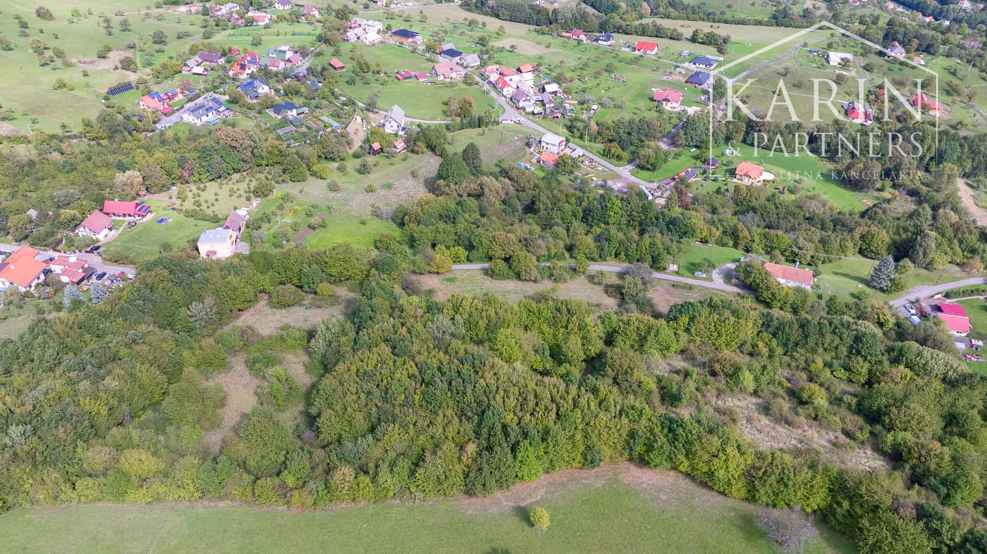 Stavebný pozemok určený na výstavbu rodinných domov v tichej lokalite s krásnymi výhľadmi v Novej Bani