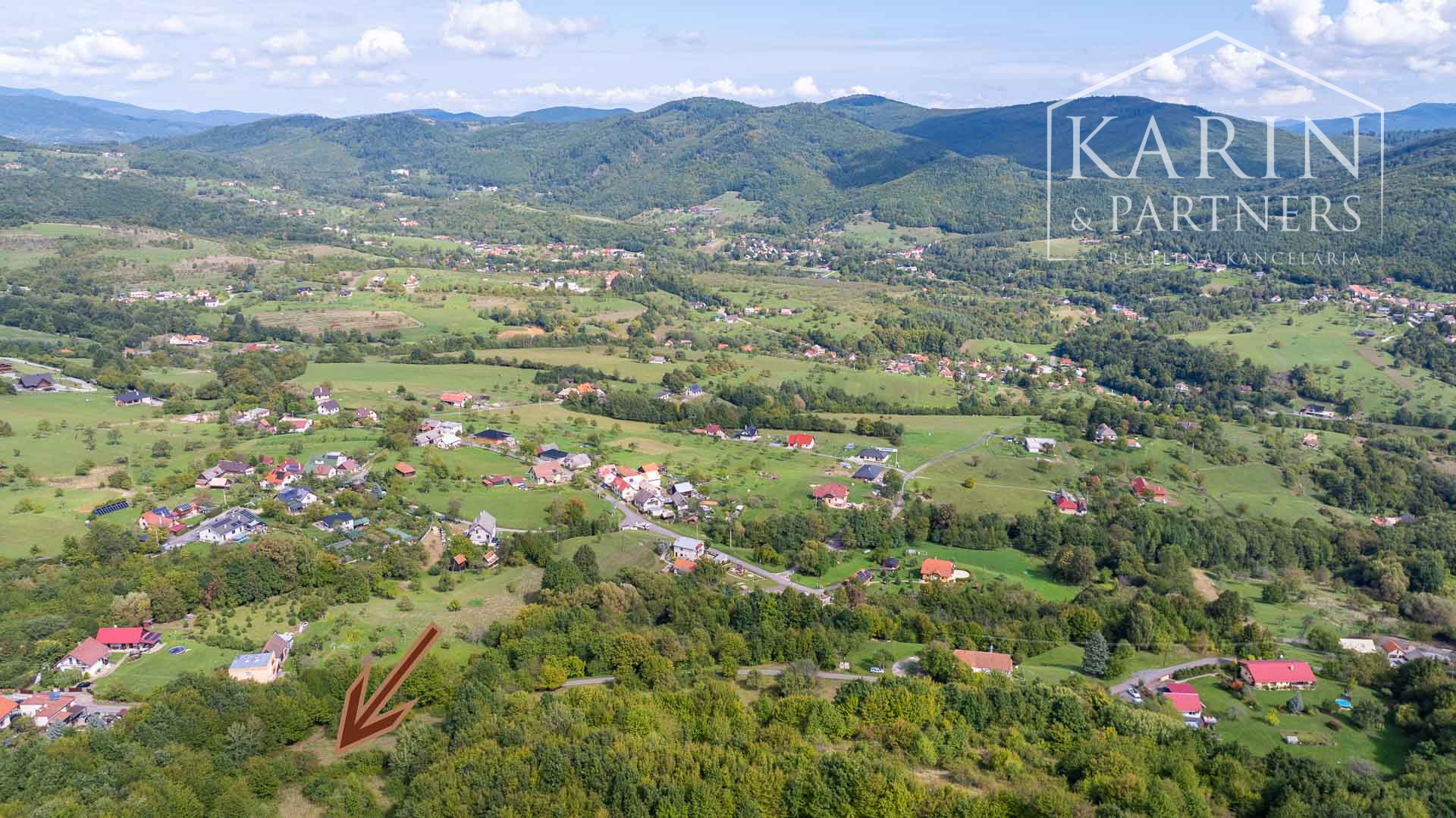 Stavebný pozemok určený na výstavbu rodinných domov v tichej lokalite s krásnymi výhľadmi v Novej Bani