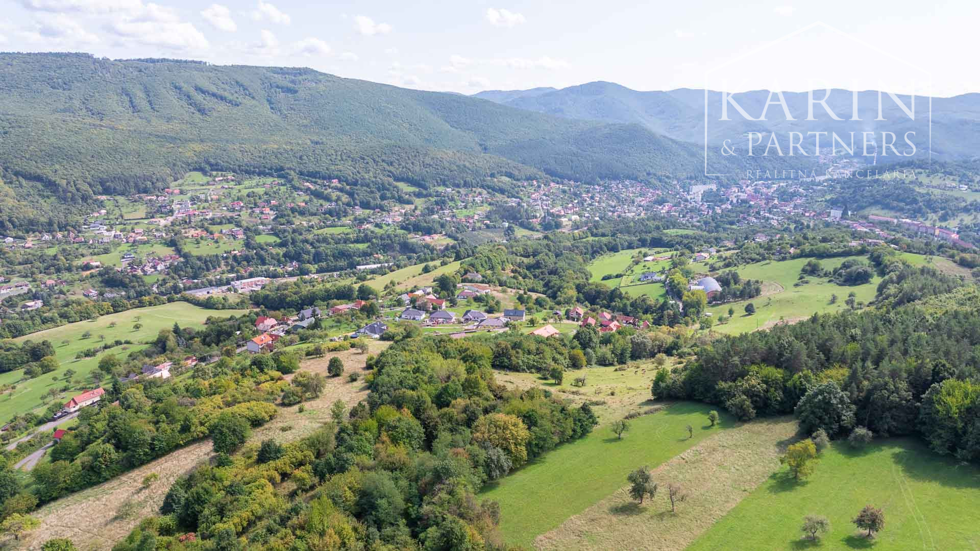 Stavebný pozemok určený na výstavbu rodinných domov v tichej lokalite s krásnymi výhľadmi v Novej Bani