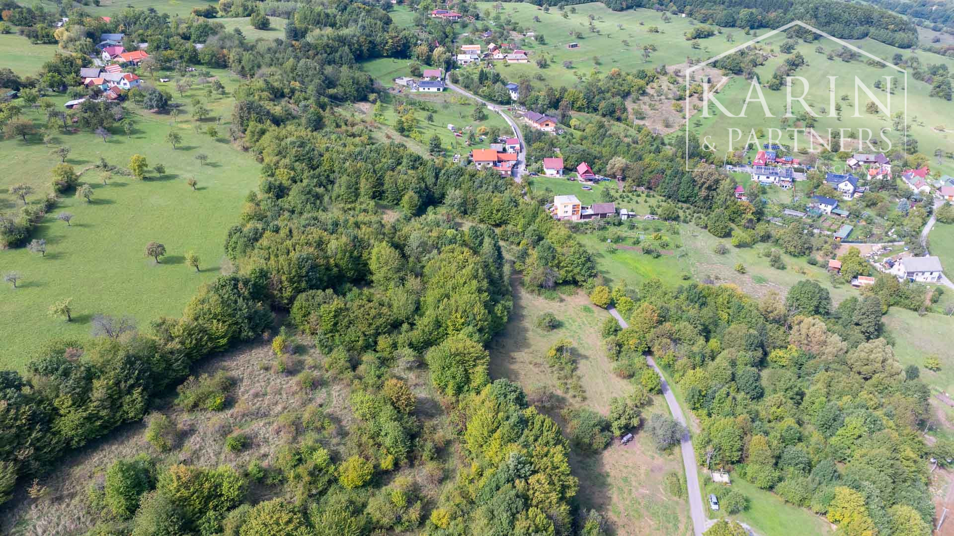 Stavebný pozemok určený na výstavbu rodinných domov v tichej lokalite s krásnymi výhľadmi v Novej Bani