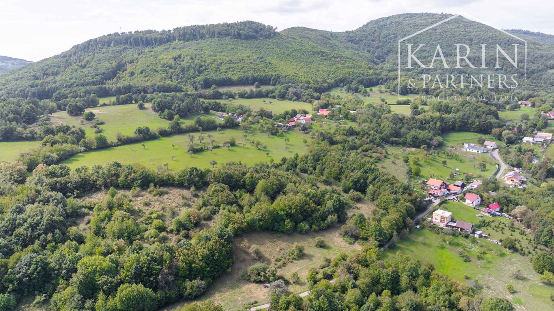 Stavebný pozemok určený na výstavbu rodinných domov v tichej lokalite s krásnymi výhľadmi v Novej Bani