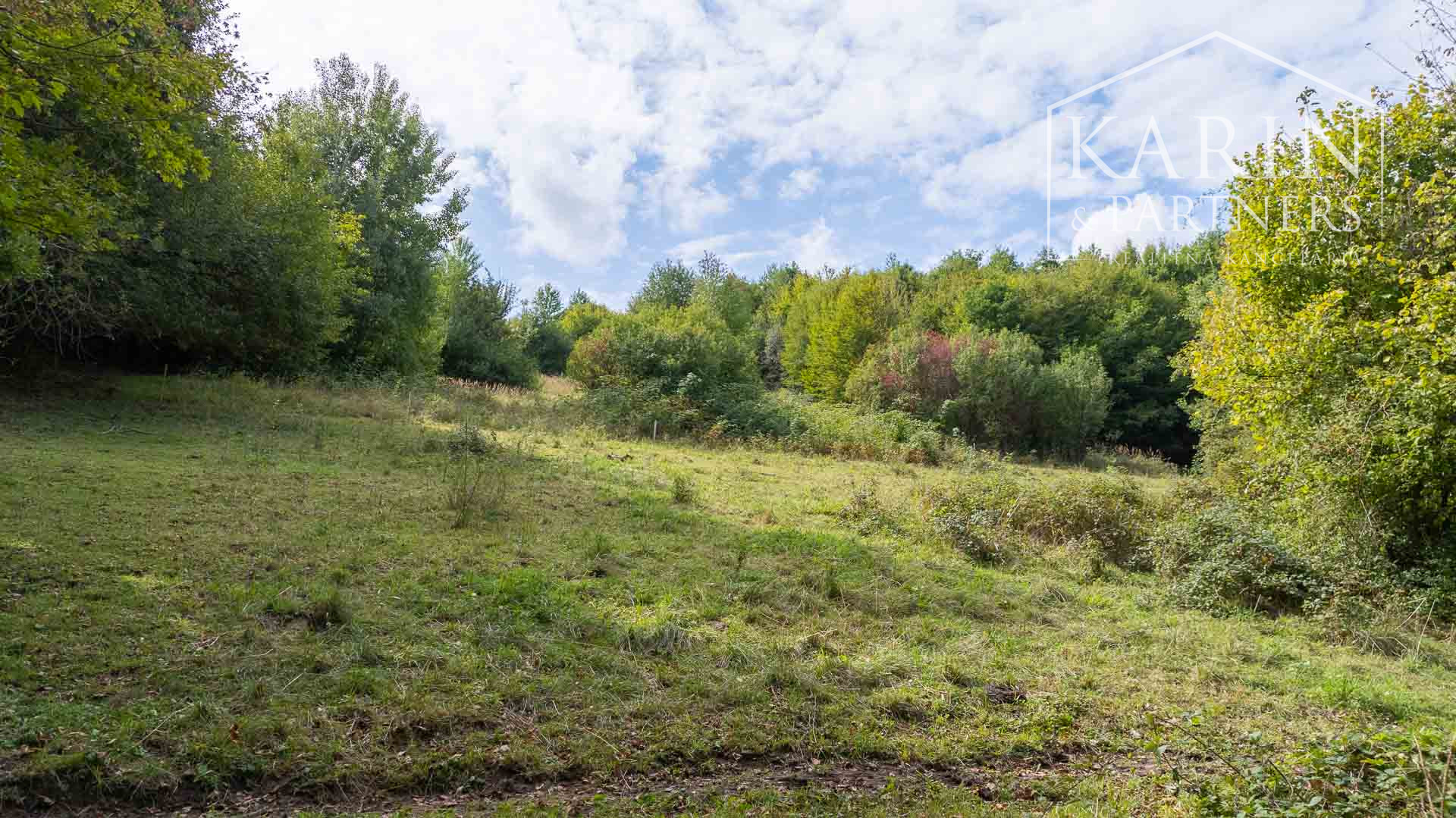 Stavebný pozemok určený na výstavbu rodinných domov v tichej lokalite s krásnymi výhľadmi v Novej Bani