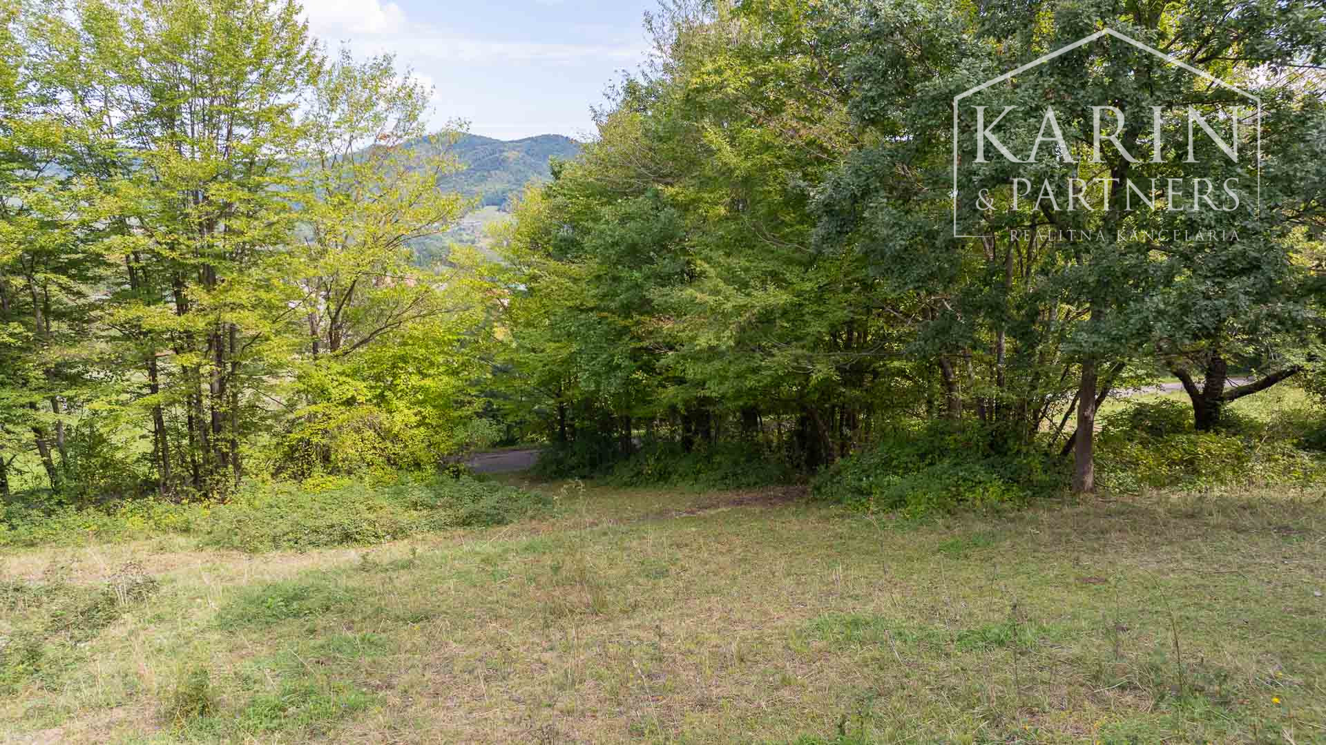 Stavebný pozemok určený na výstavbu rodinných domov v tichej lokalite s krásnymi výhľadmi v Novej Bani