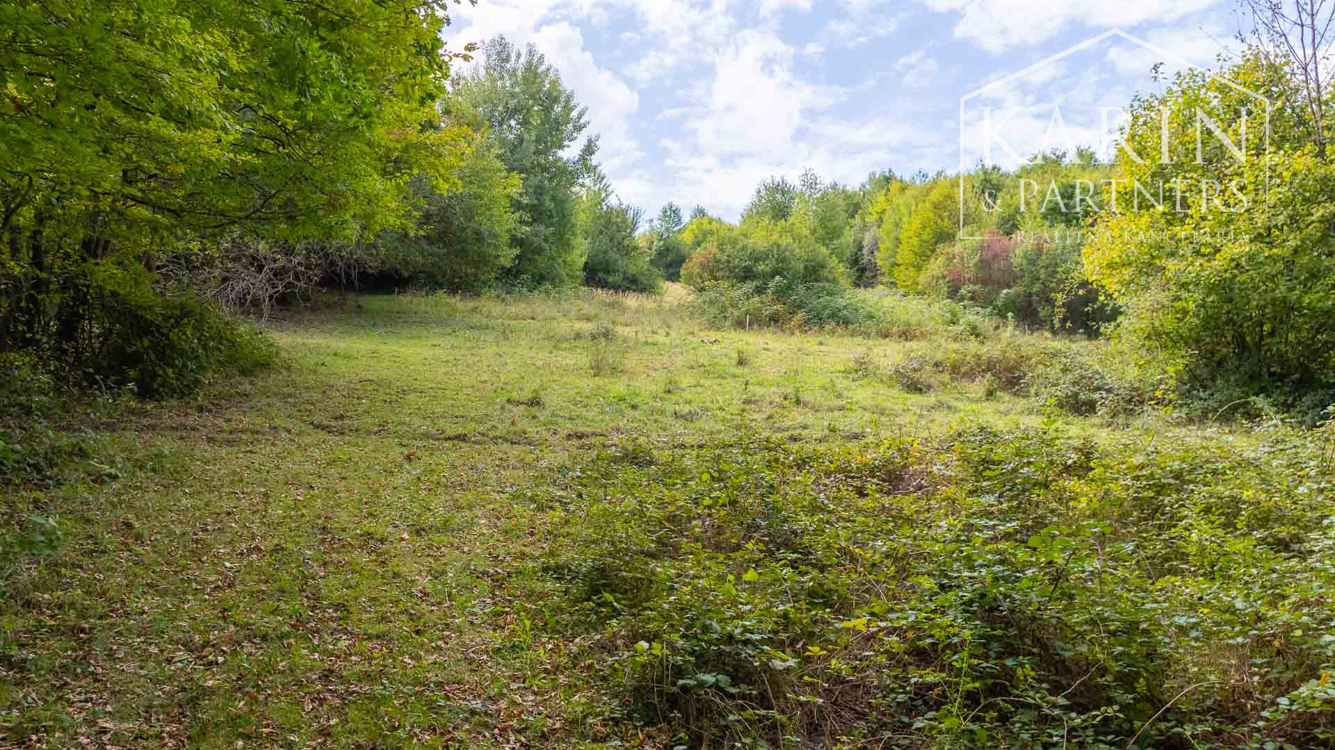 Stavebný pozemok určený na výstavbu rodinných domov v tichej lokalite s krásnymi výhľadmi v Novej Bani