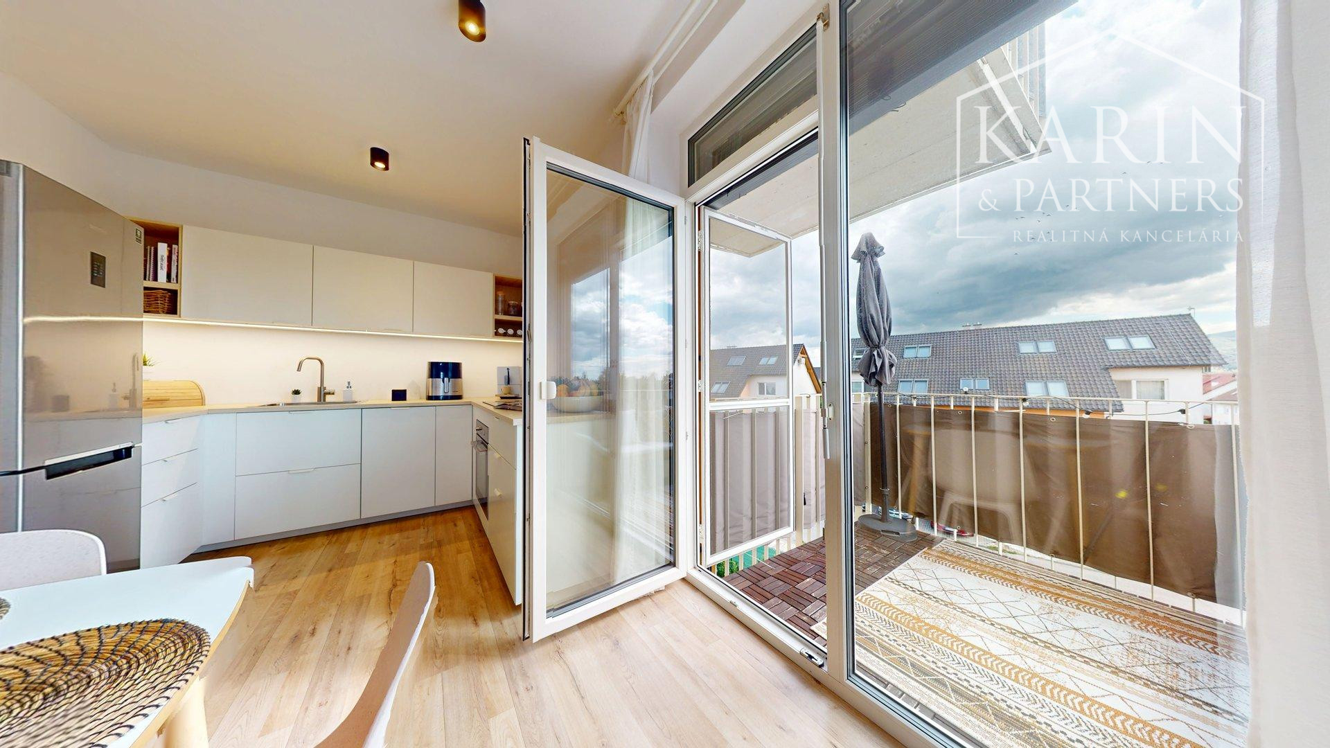 REZERVOVANÉ PRAKTICKY ZARIADENÝ 2I BYT S BALKÓNOM A PIVNICOU