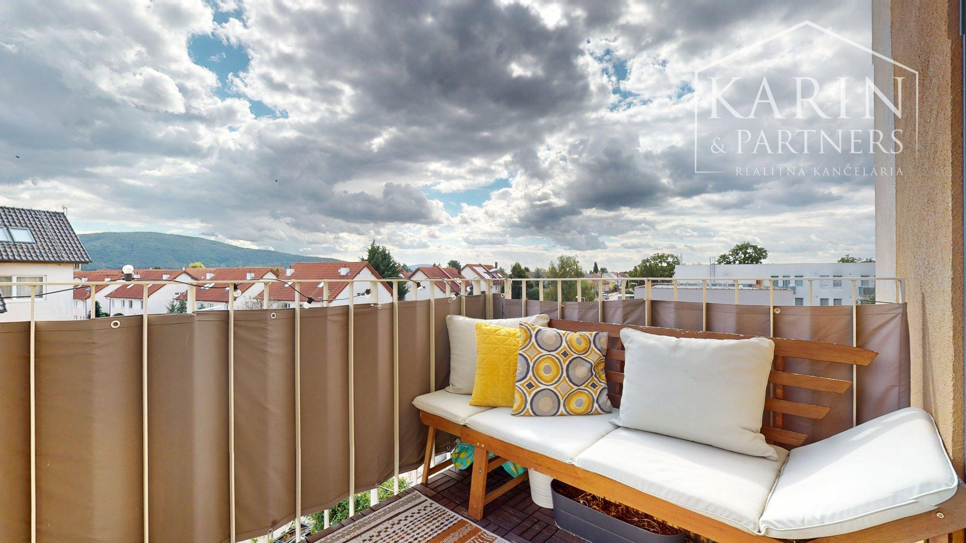 REZERVOVANÉ PRAKTICKY ZARIADENÝ 2I BYT S BALKÓNOM A PIVNICOU