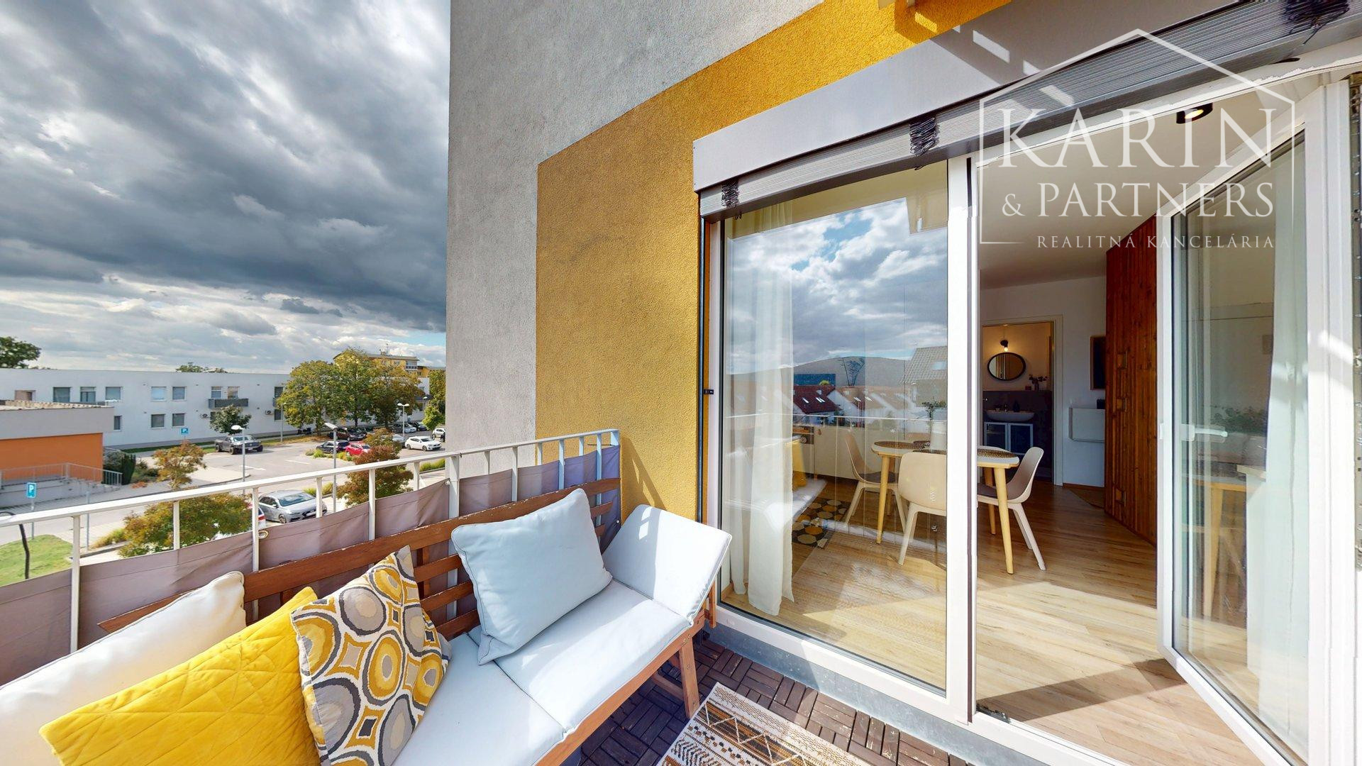 REZERVOVANÉ PRAKTICKY ZARIADENÝ 2I BYT S BALKÓNOM A PIVNICOU