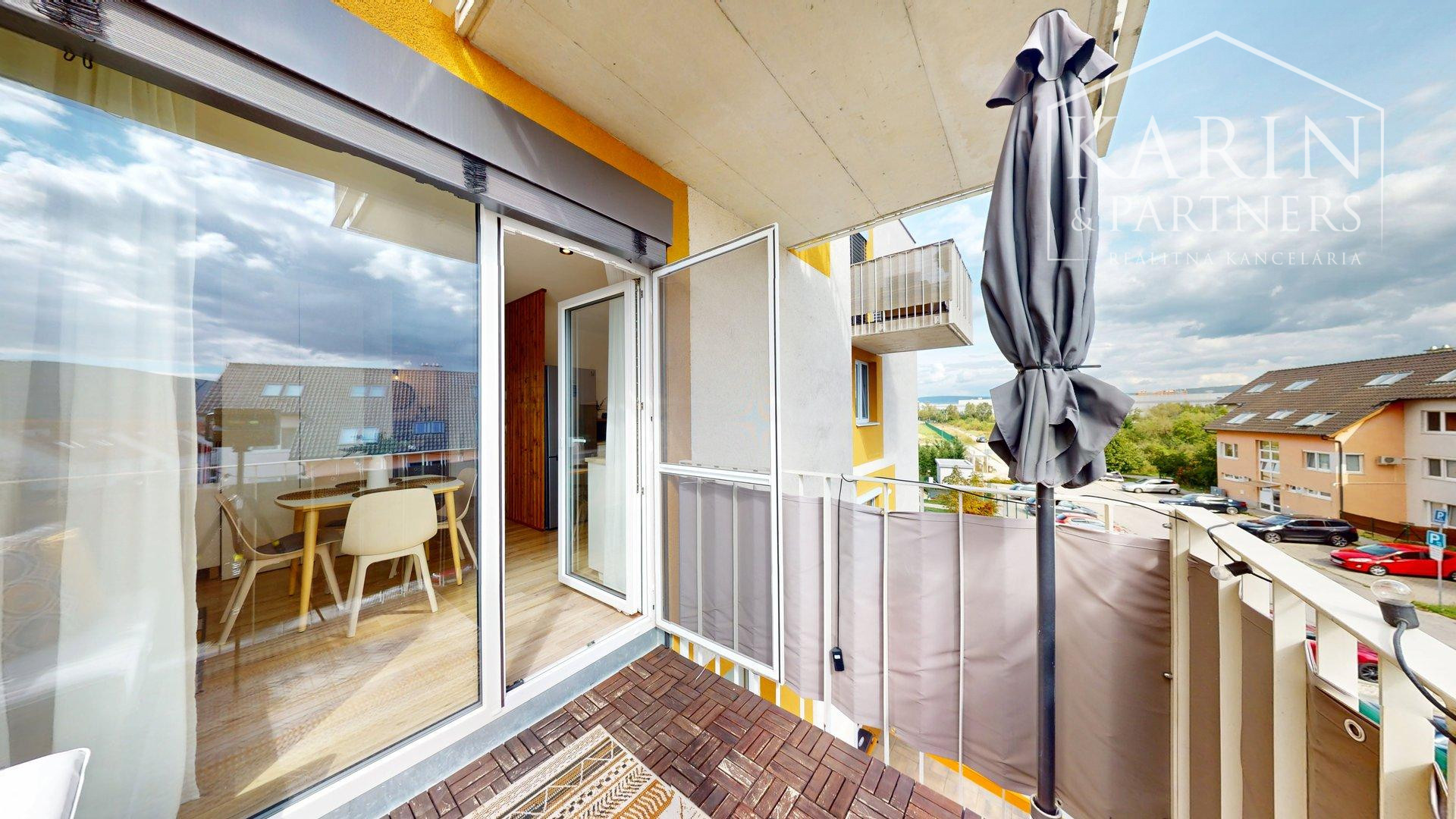 REZERVOVANÉ PRAKTICKY ZARIADENÝ 2I BYT S BALKÓNOM A PIVNICOU