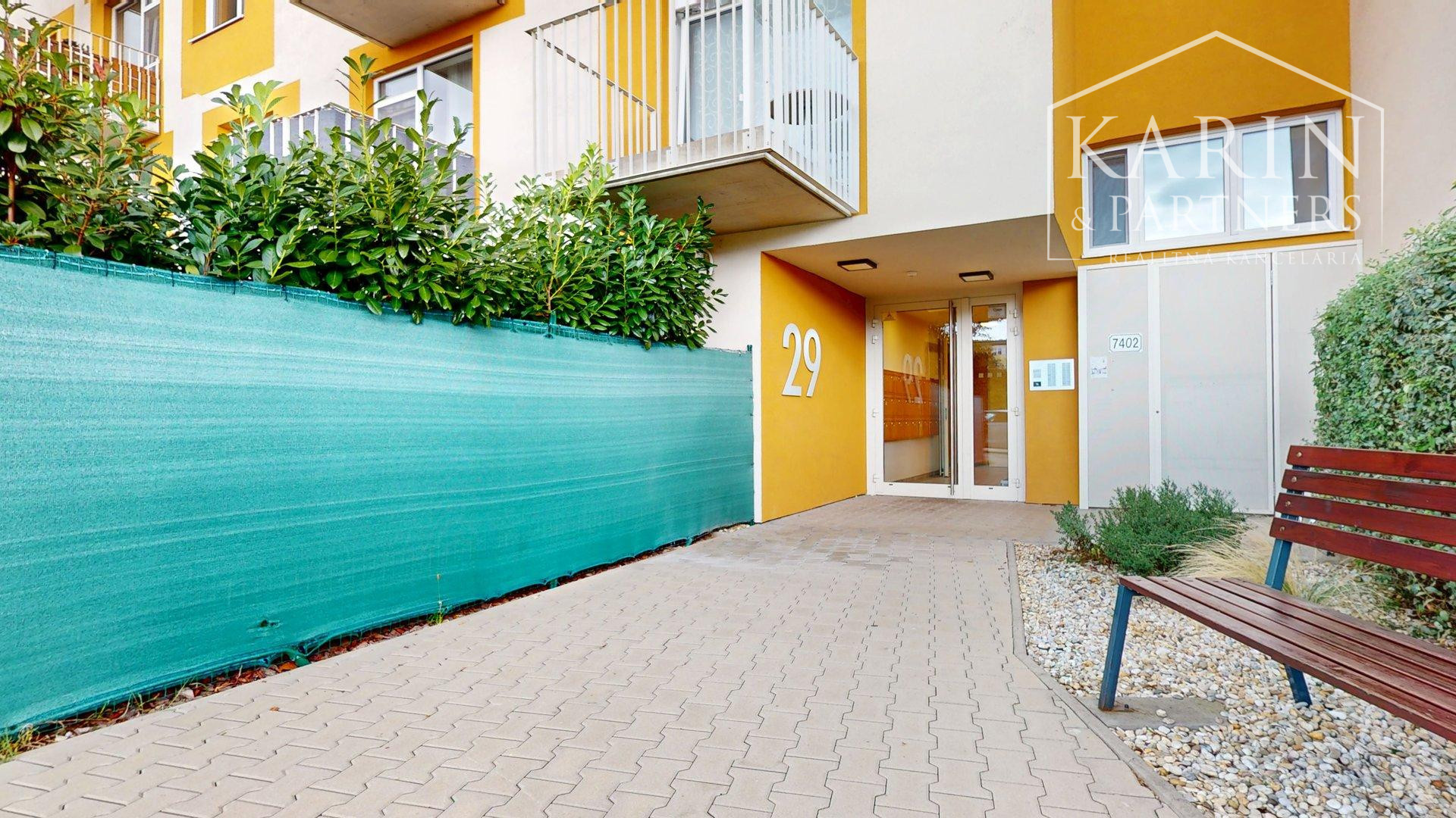 REZERVOVANÉ PRAKTICKY ZARIADENÝ 2I BYT S BALKÓNOM A PIVNICOU