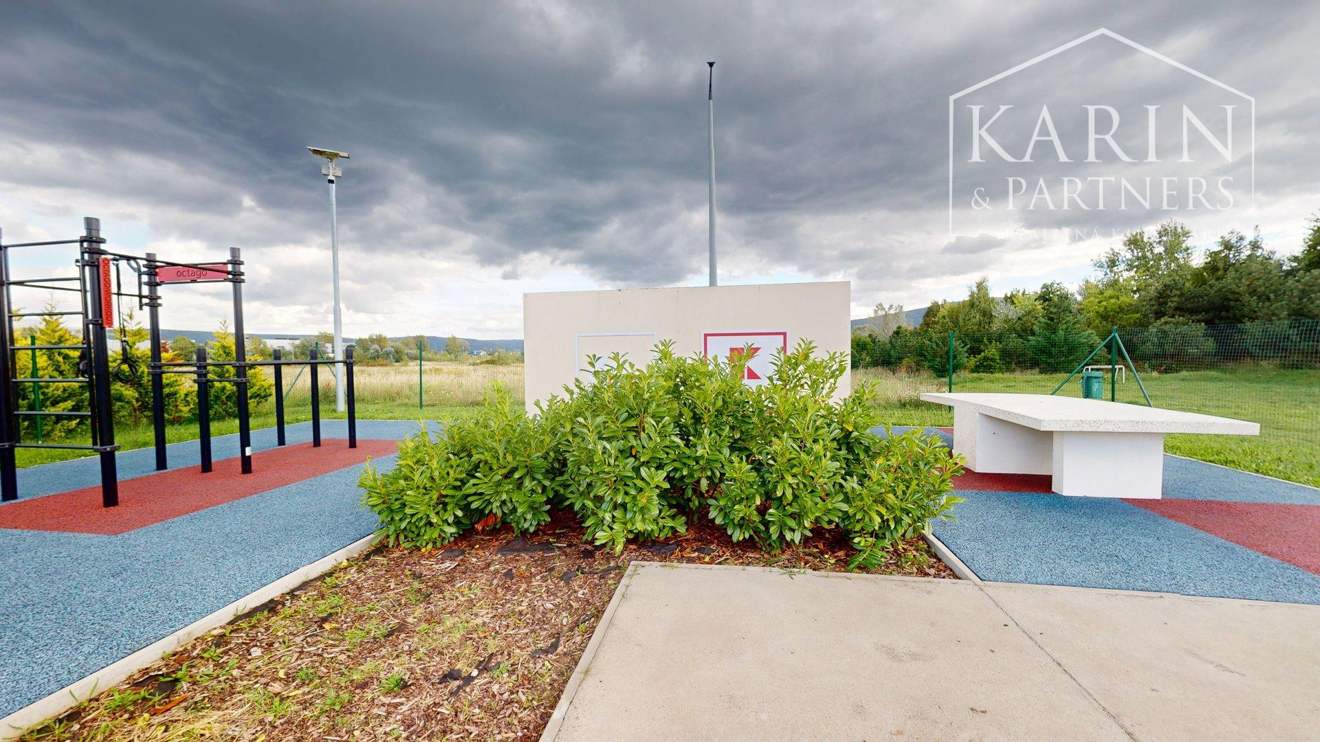 REZERVOVANÉ PRAKTICKY ZARIADENÝ 2I BYT S BALKÓNOM A PIVNICOU