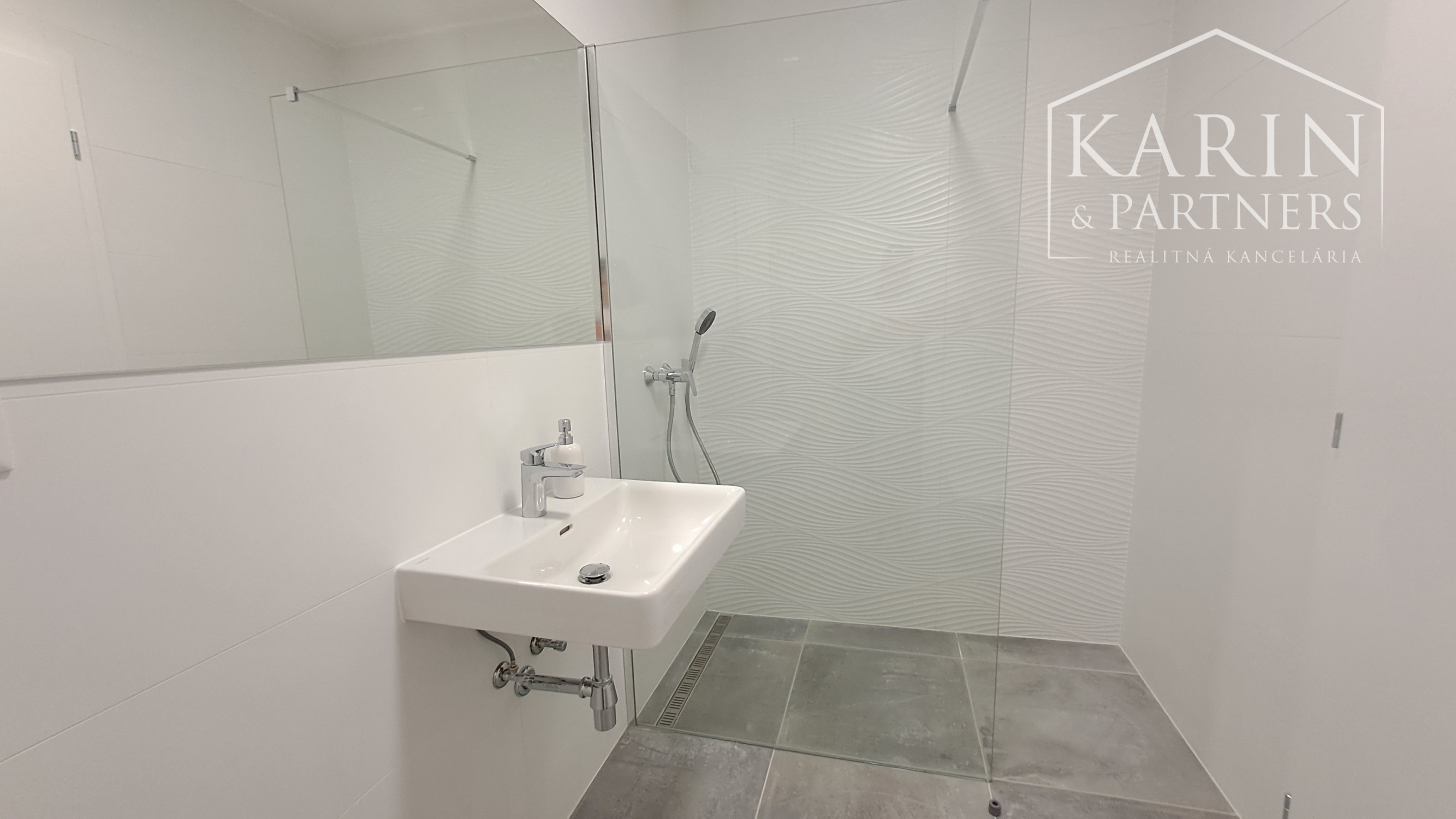 Prenájom nový zariadený 2-izbový byt s parkovaním v novostavbe, Rajka