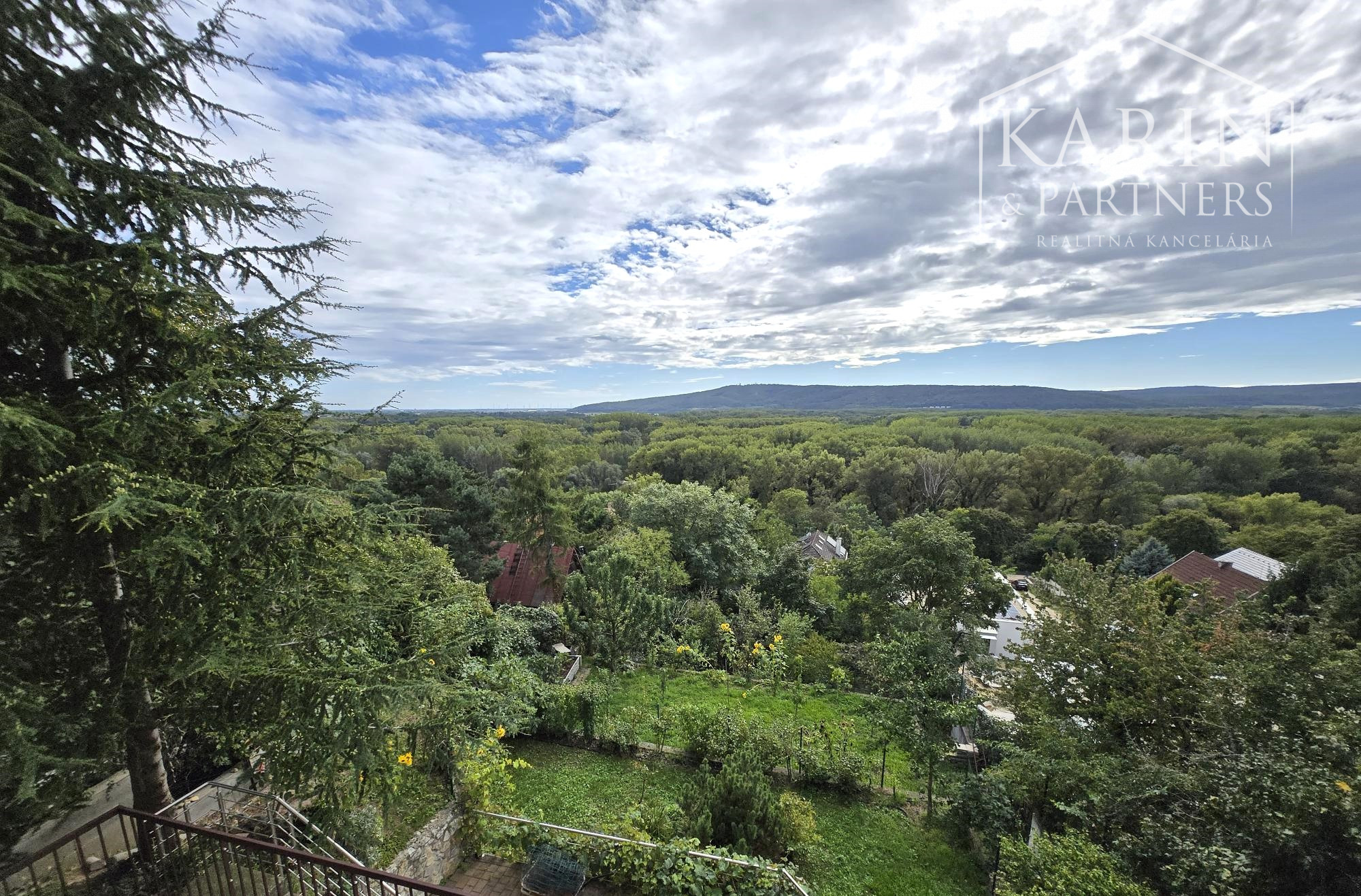 PRENÁJOM – 7 izbový rodinný dom v tichom prostredí s výhľadom na Rakúsko – Dlhé diely II – Bratislava IV