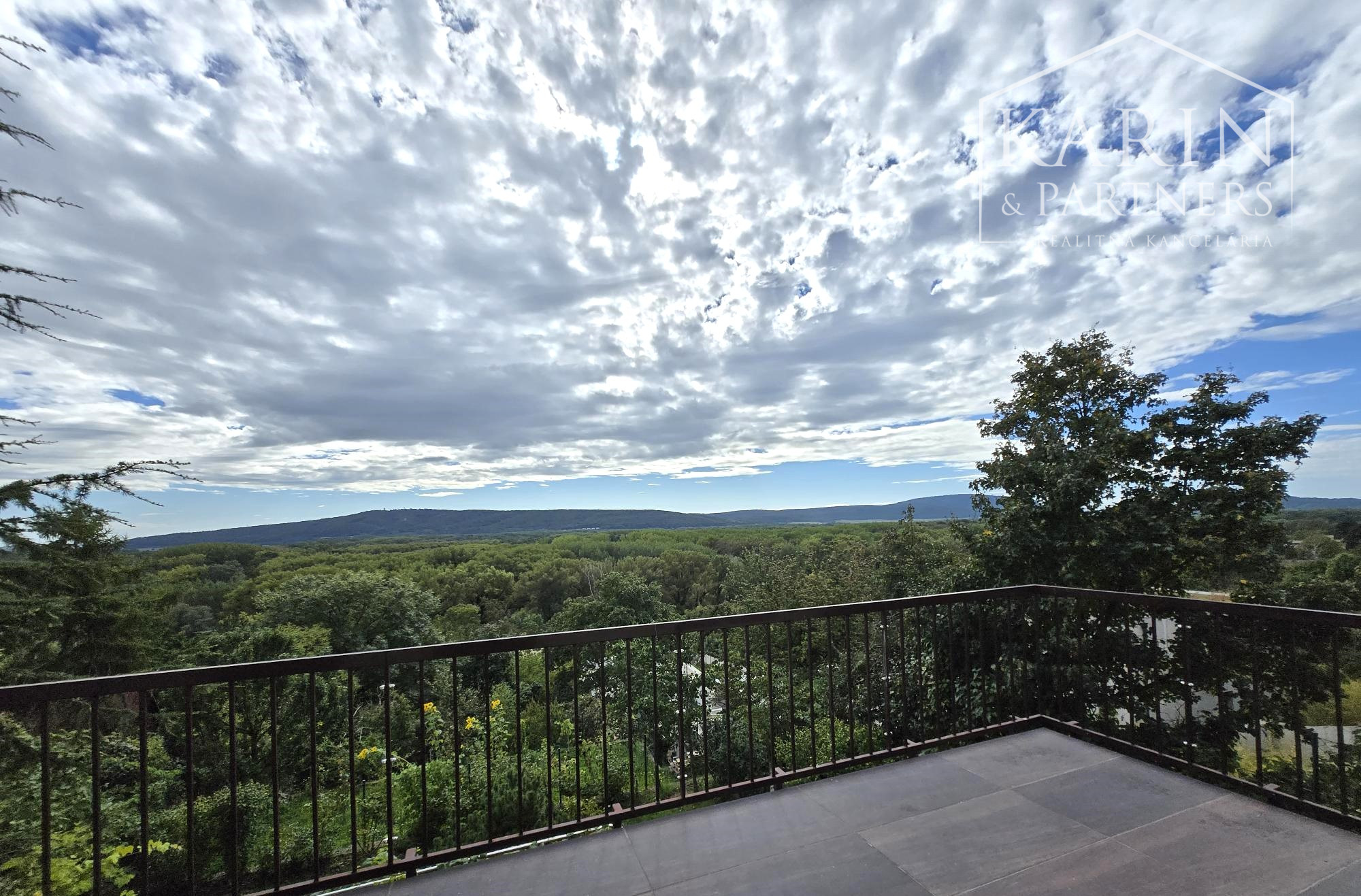 PRENÁJOM – 7 izbový rodinný dom v tichom prostredí s výhľadom na Rakúsko – Dlhé diely II – Bratislava IV